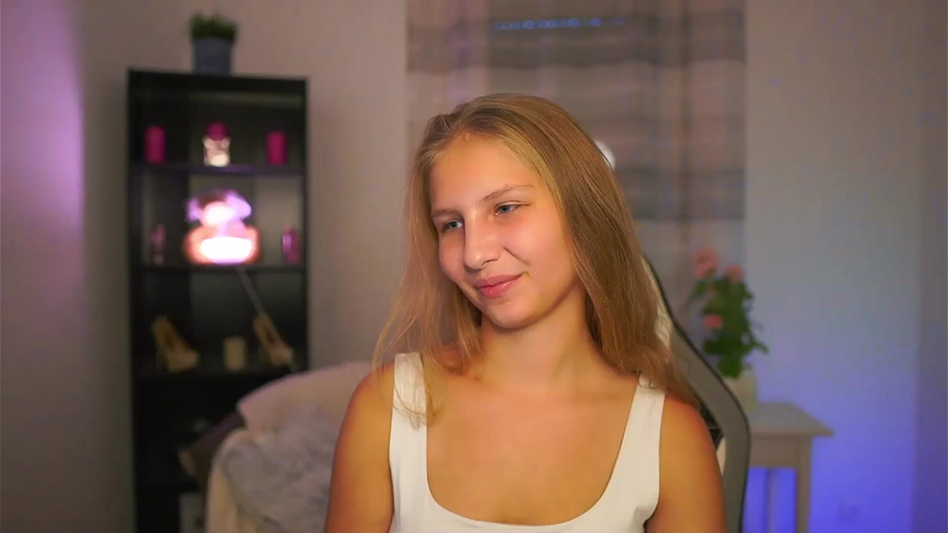 Gallery image thumbnail from Emmie_murray's myfreecams stream on, 10/24/2025, 16:02 image 6 of 20