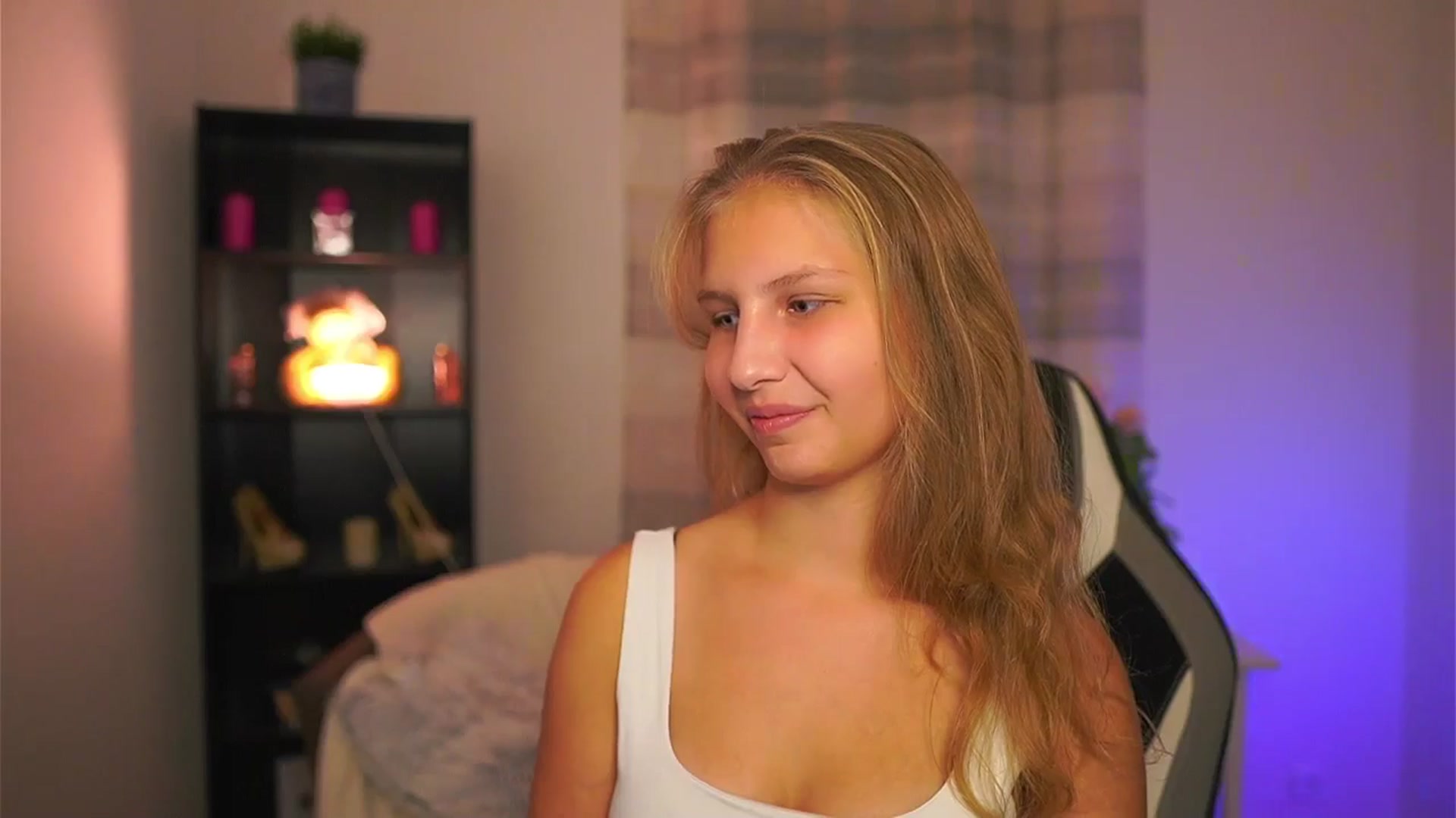 Gallery image thumbnail from Emmie_murray's myfreecams stream on, 10/24/2025, 16:02 image 16 of 20