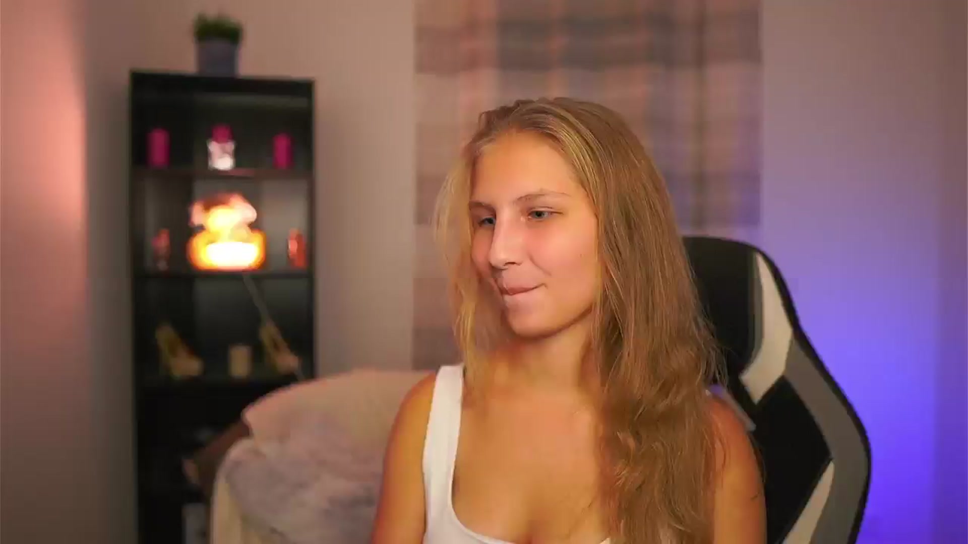 Gallery image thumbnail from Emmie_murray's myfreecams stream on, 10/24/2025, 16:02 image 17 of 20