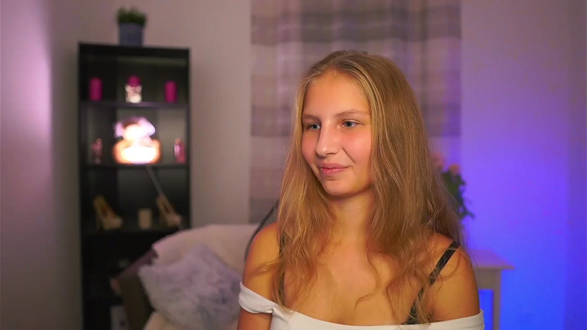 Gallery image thumbnail from Emmie_murray's myfreecams stream on, 10/24/2025, 19:32 image 9 of 20