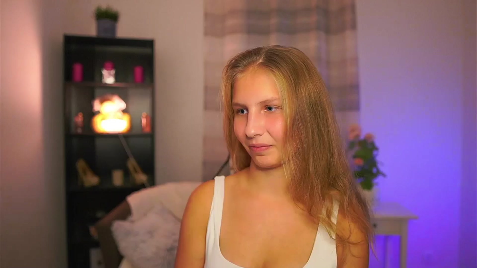 Gallery image thumbnail from Emmie_murray's myfreecams stream on, 10/24/2025, 20:15 image 4 of 20