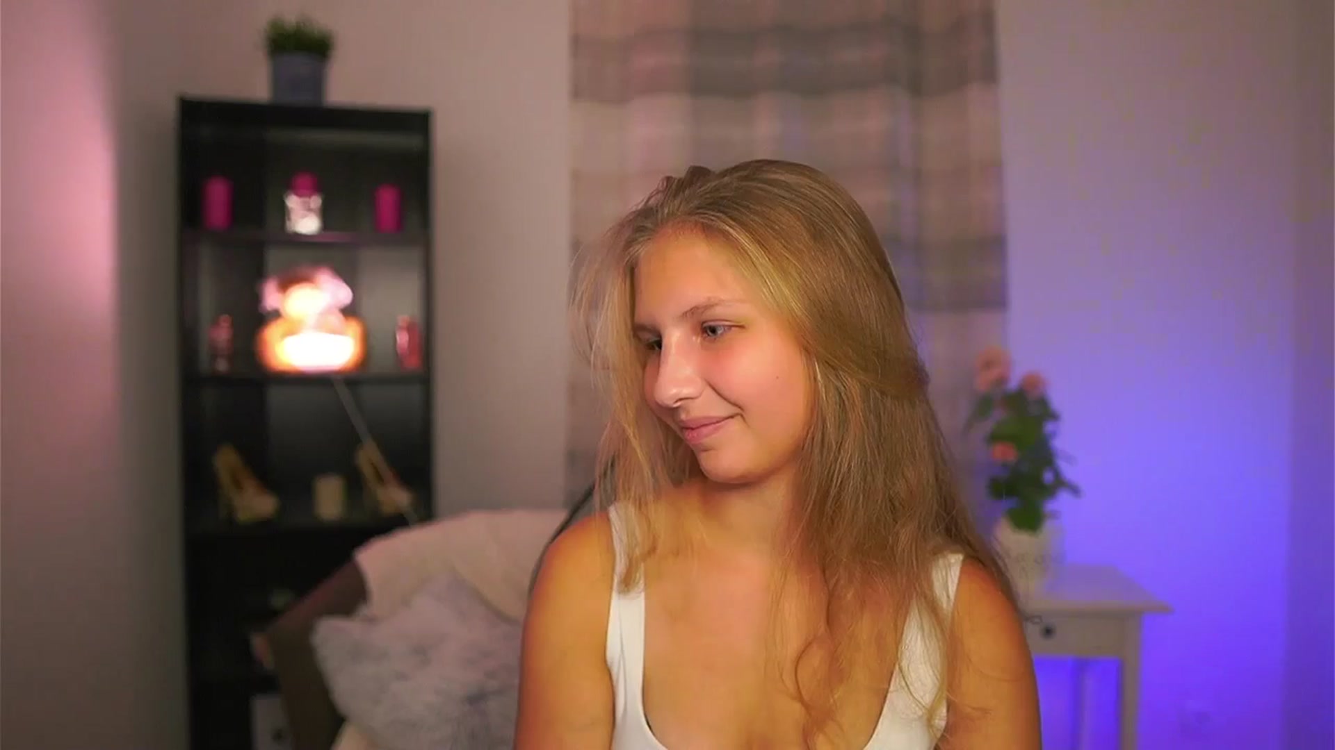 Gallery image thumbnail from Emmie_murray's myfreecams stream on, 10/24/2025, 20:15 image 15 of 20