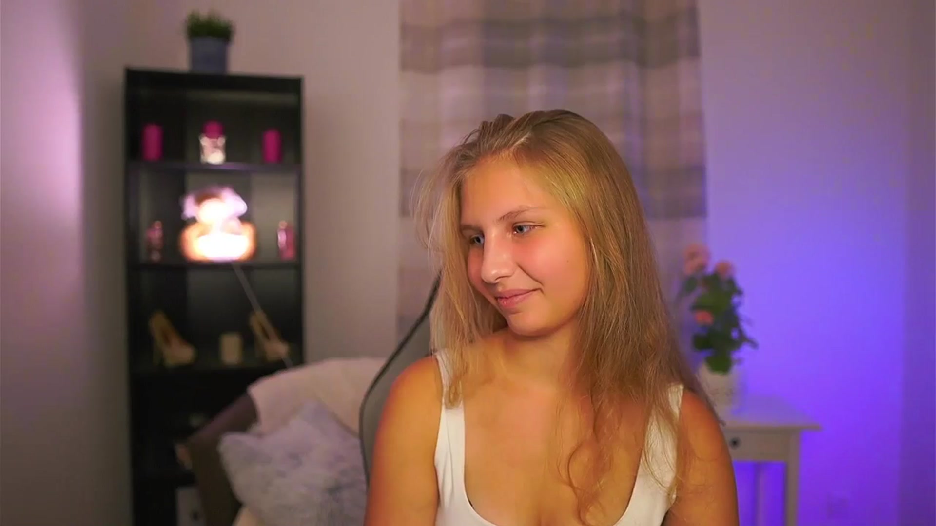 Gallery image thumbnail from Emmie_murray's myfreecams stream on, 10/24/2025, 20:15 image 14 of 20