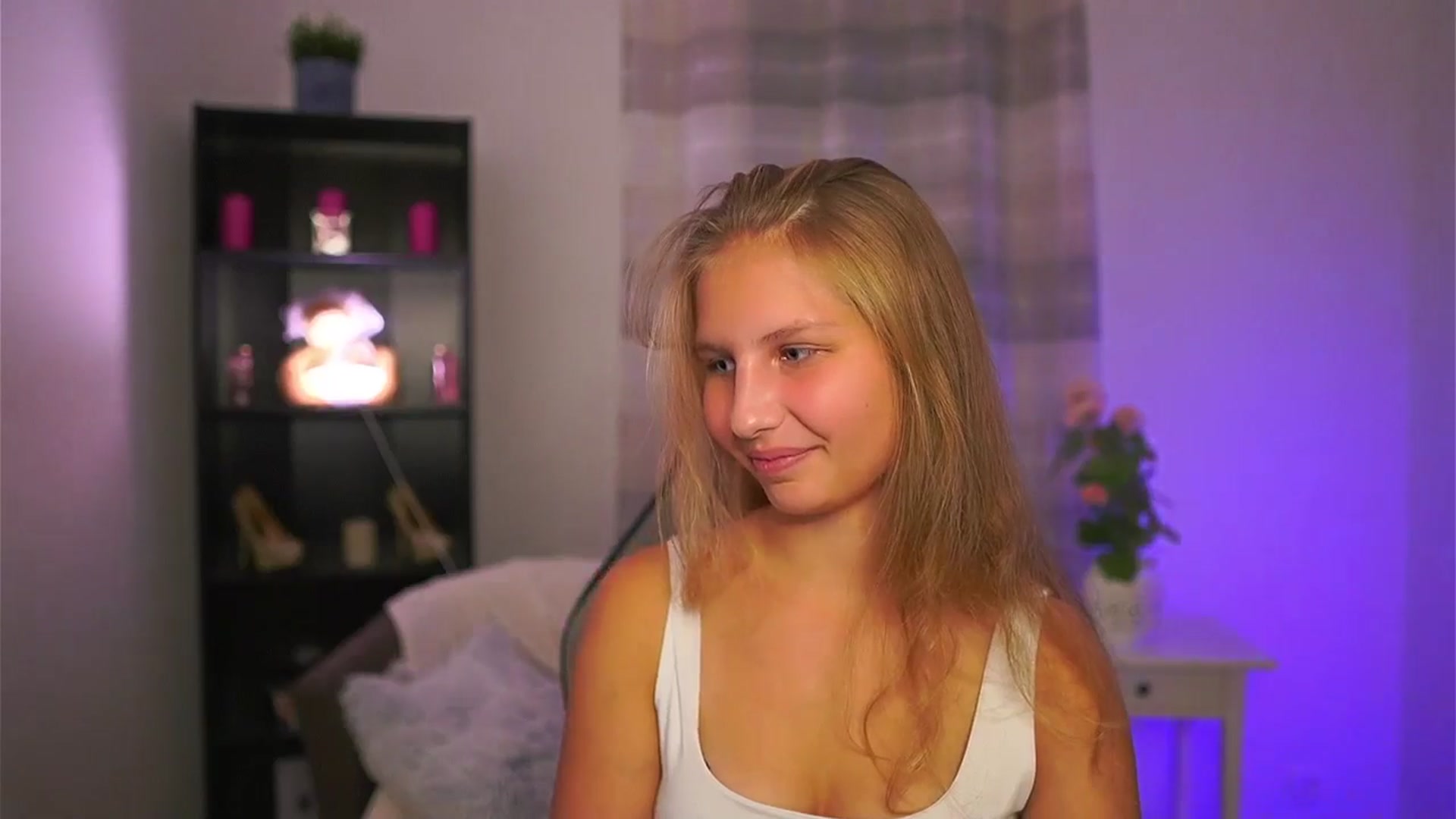 Gallery image thumbnail from Emmie_murray's myfreecams stream on, 10/24/2025, 20:15 image 13 of 20