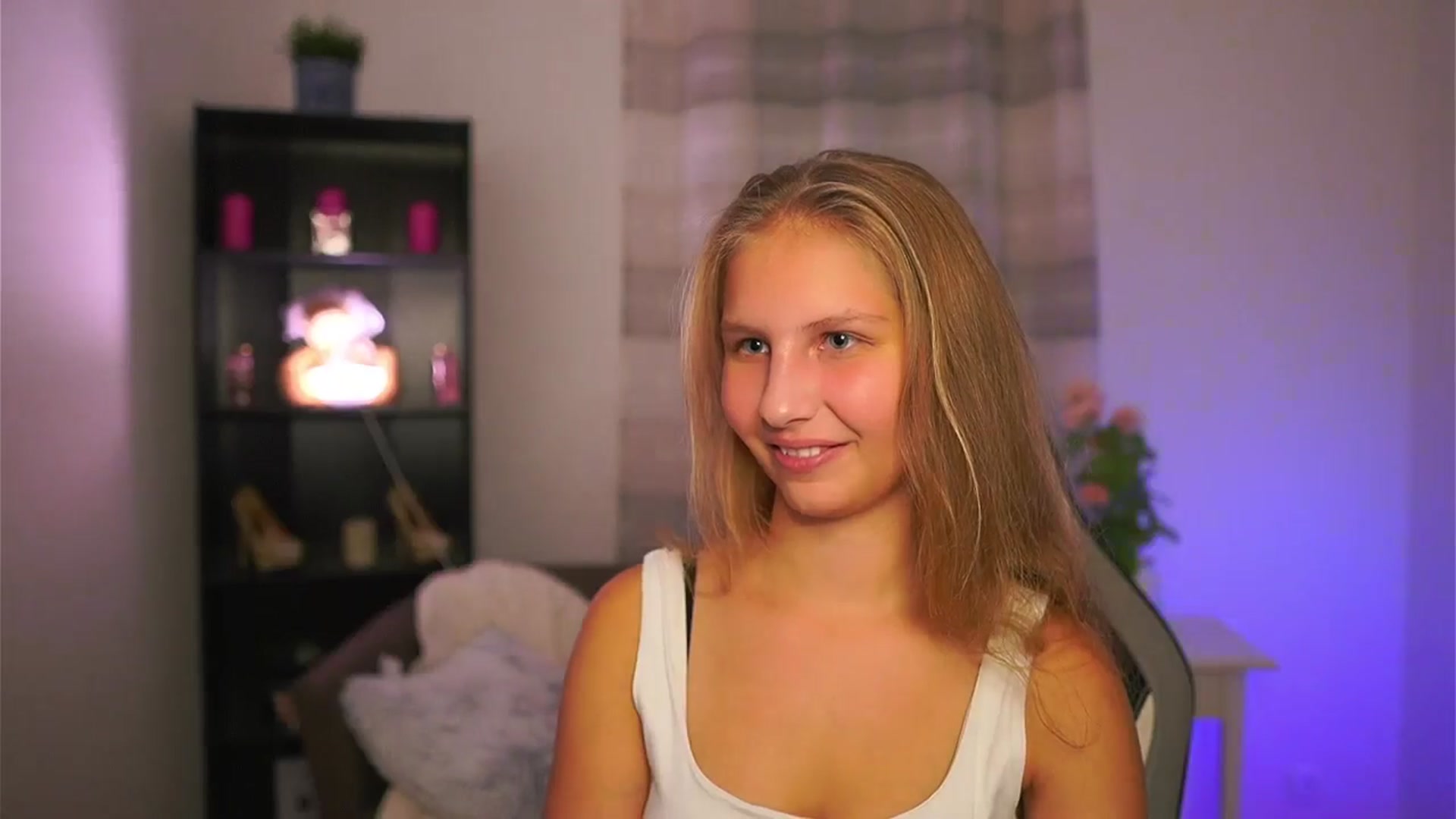 Gallery image thumbnail from Emmie_murray's myfreecams stream on, 10/24/2025, 20:40 image 4 of 20