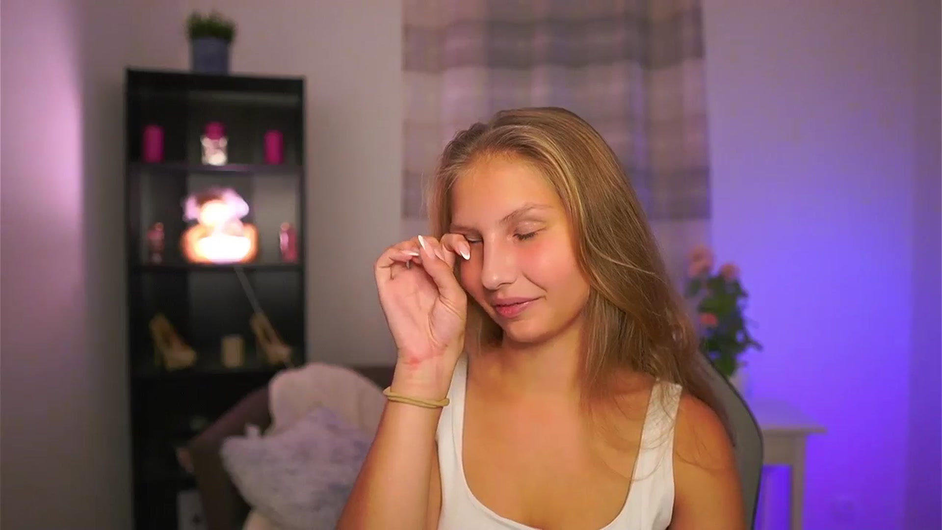 Gallery image thumbnail from Emmie_murray's myfreecams stream on, 10/24/2025, 20:40 image 7 of 20