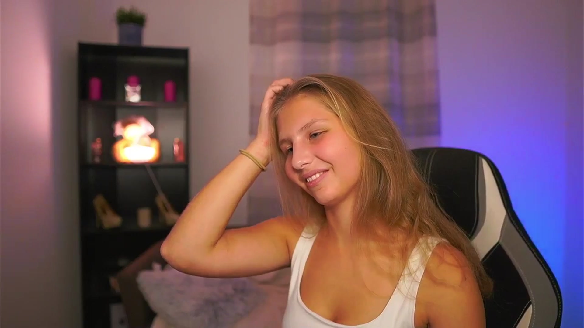 Gallery image thumbnail from Emmie_murray's myfreecams stream on, 10/24/2025, 20:40 image 9 of 20