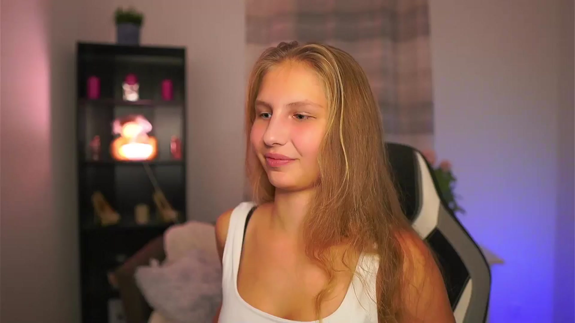 Gallery image thumbnail from Emmie_murray's myfreecams stream on, 10/24/2025, 20:40 image 1 of 20