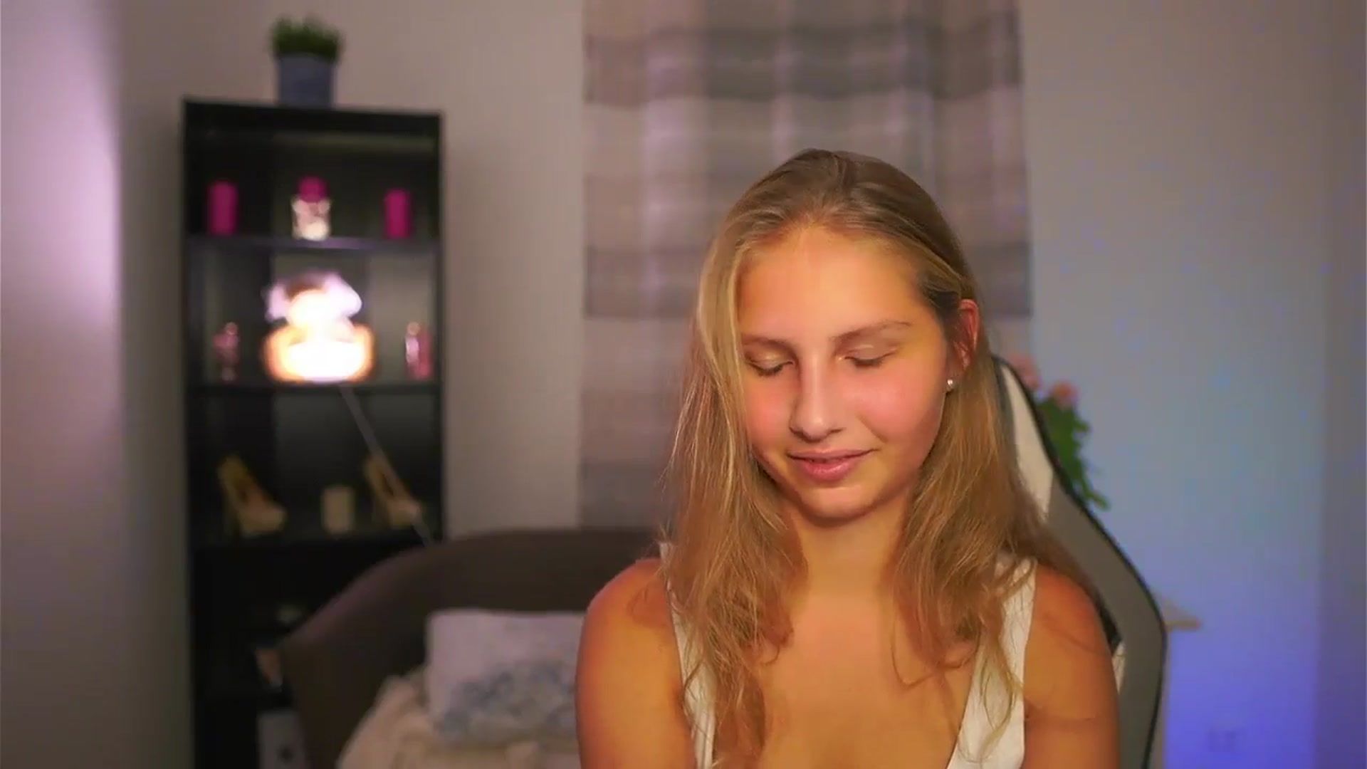 Gallery image thumbnail from Emmie_murray's myfreecams stream on, 10/24/2025, 21:54 image 6 of 20