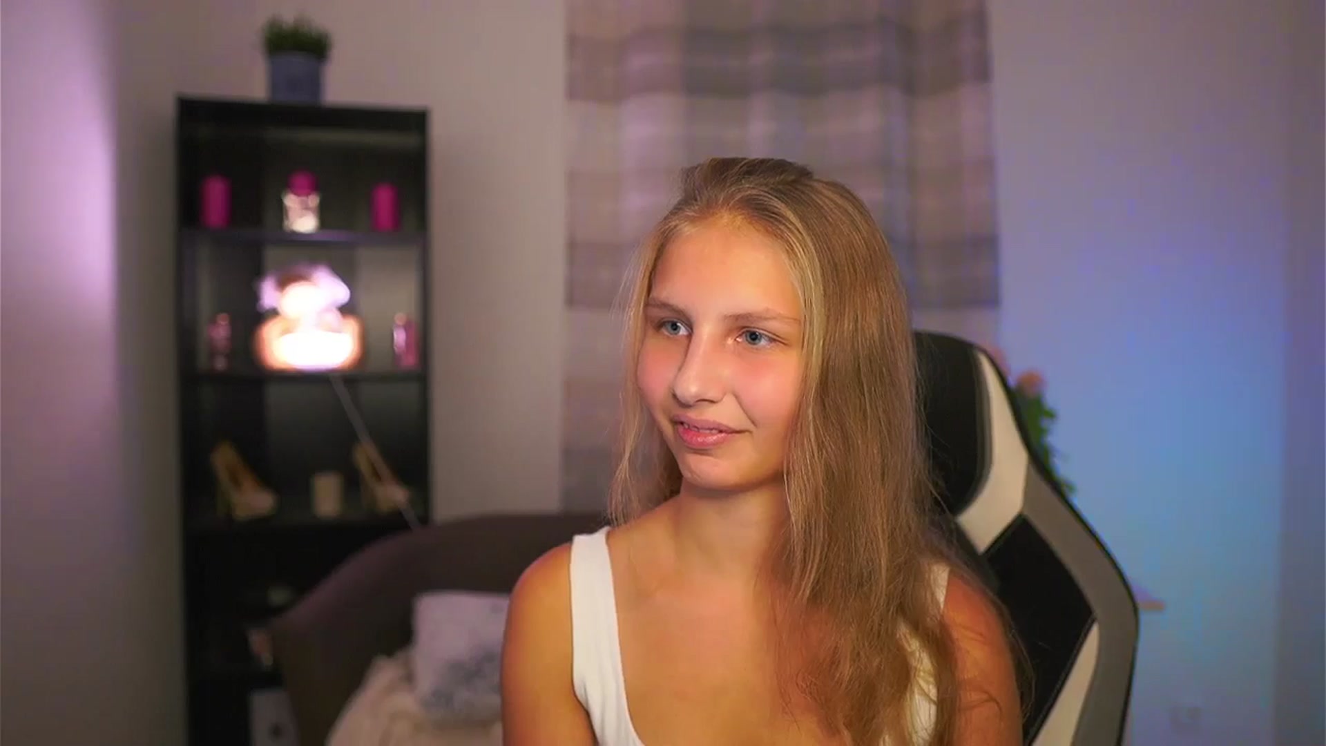 Gallery image thumbnail from Emmie_murray's myfreecams stream on, 10/24/2025, 22:48 image 14 of 20
