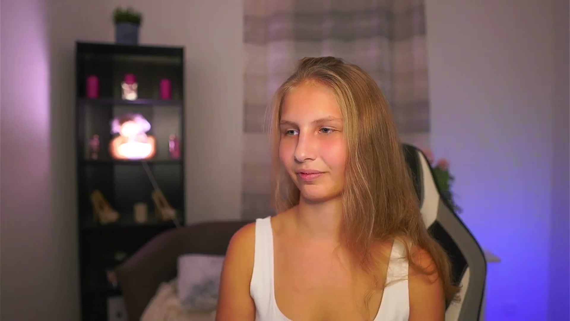 Gallery image thumbnail from Emmie_murray's myfreecams stream on, 10/24/2025, 22:48 image 10 of 20