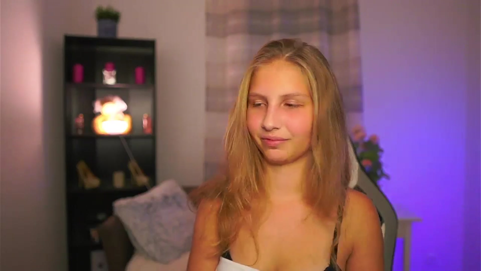 Gallery image thumbnail from Emmie_murray's myfreecams stream on, 10/24/2025, 23:22 image 15 of 20