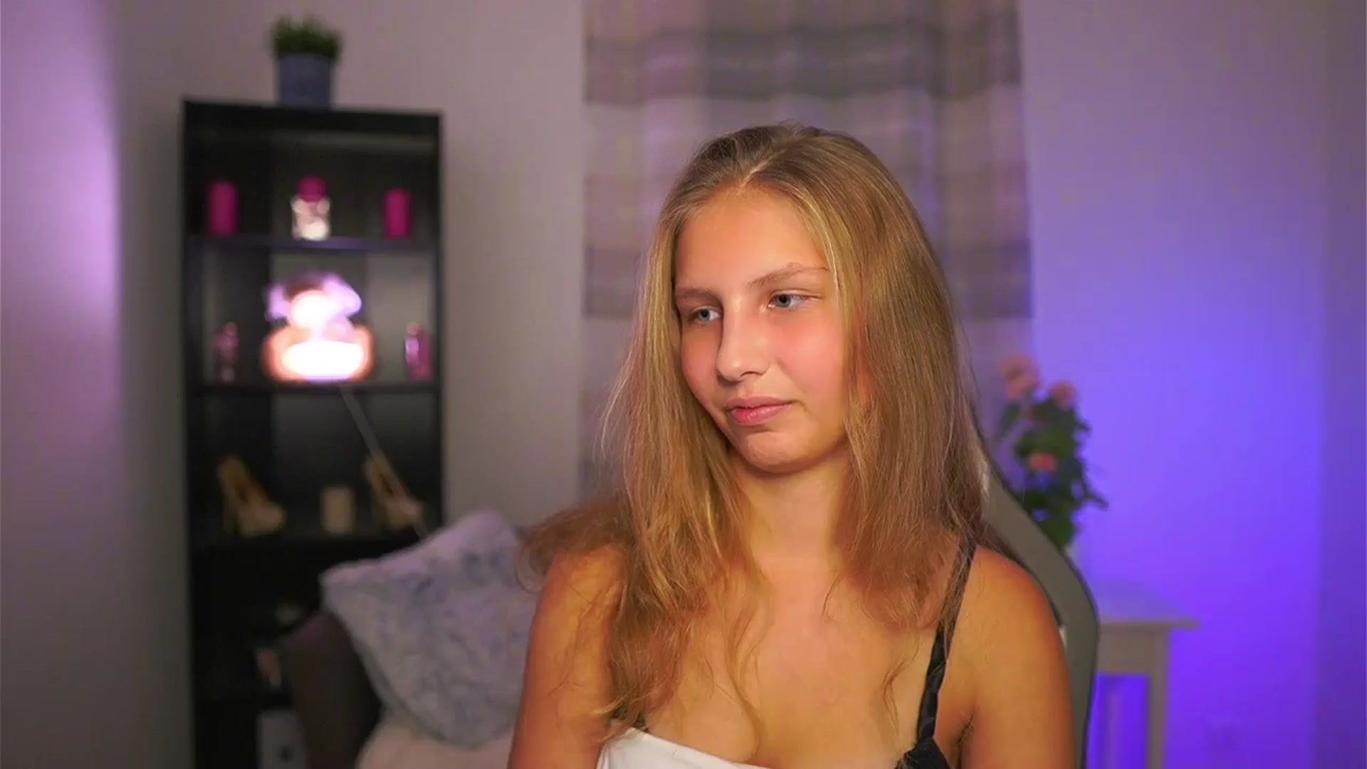 Gallery image thumbnail from Emmie_murray's myfreecams stream on, 10/24/2025, 23:22 image 17 of 20