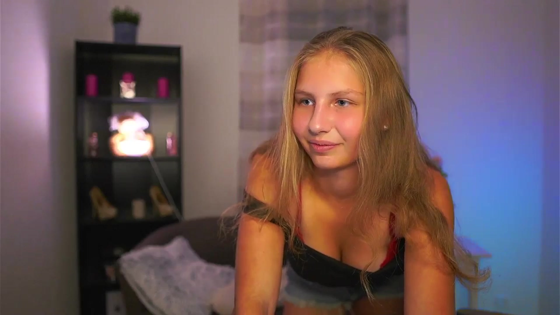 Gallery image thumbnail from Emmie_murray's myfreecams stream on, 10/25/2025, 15:50 image 9 of 20