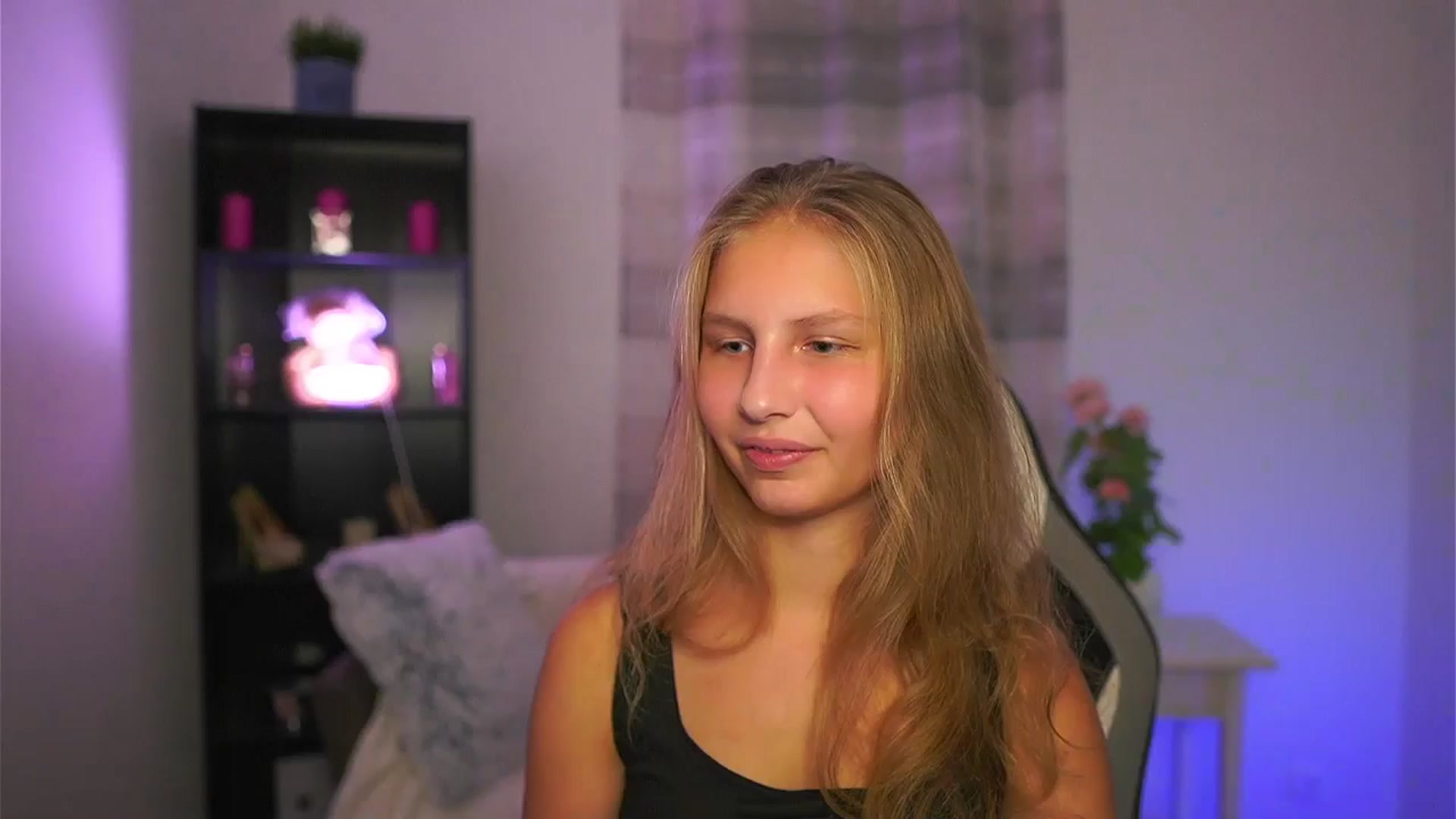 Gallery image thumbnail from Emmie_murray's myfreecams stream on, 10/25/2025, 18:57 image 11 of 20