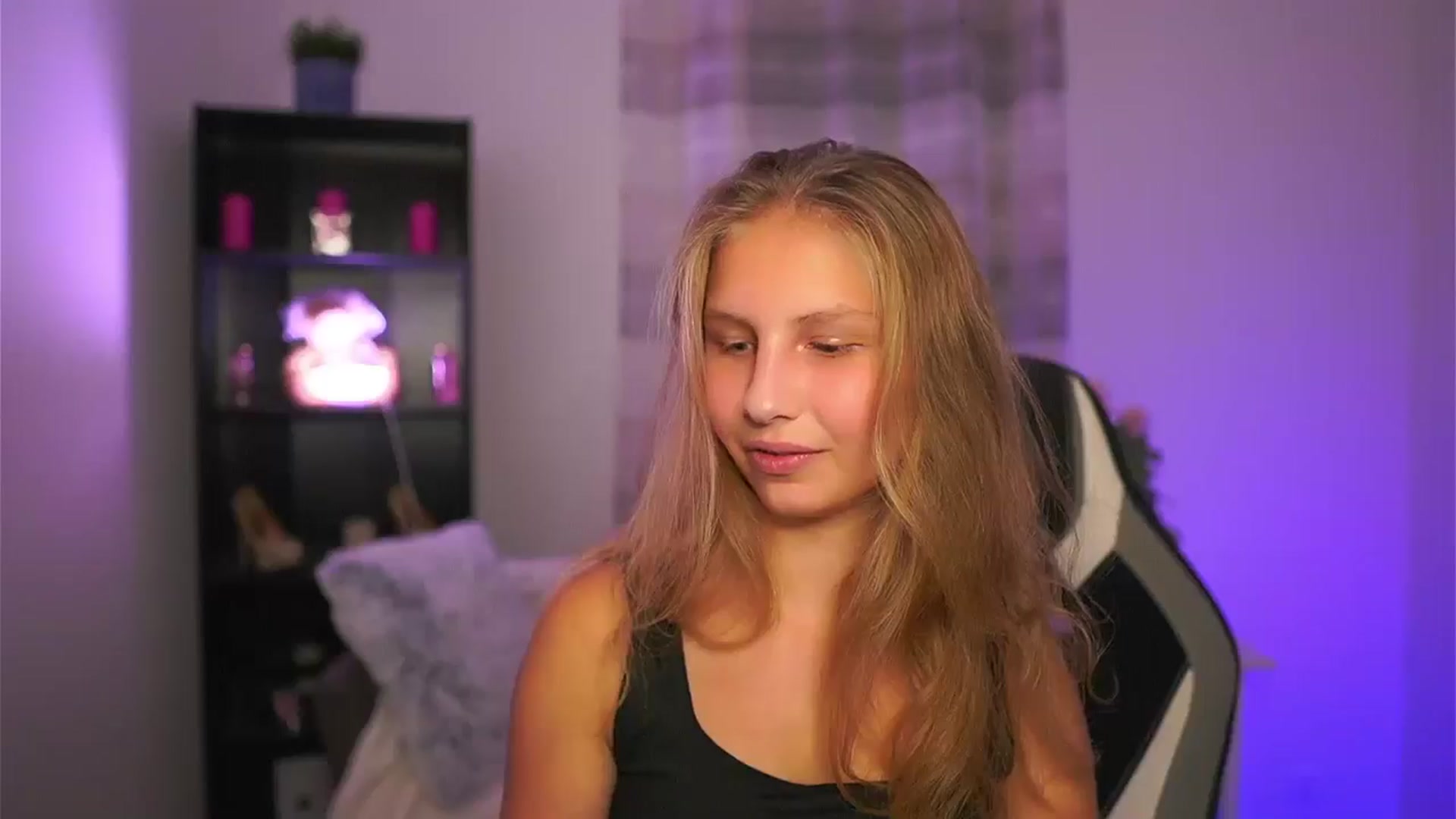 Gallery image thumbnail from Emmie_murray's myfreecams stream on, 10/25/2025, 18:57 image 10 of 20