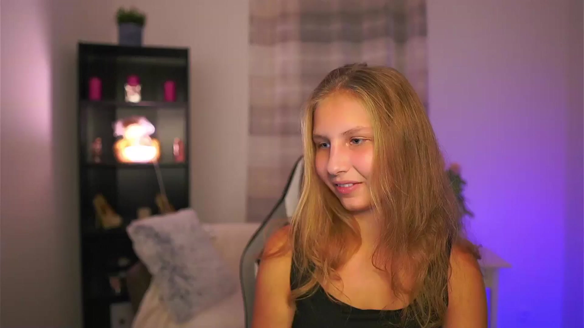 Gallery image thumbnail from Emmie_murray's myfreecams stream on, 10/25/2025, 18:57 image 1 of 20