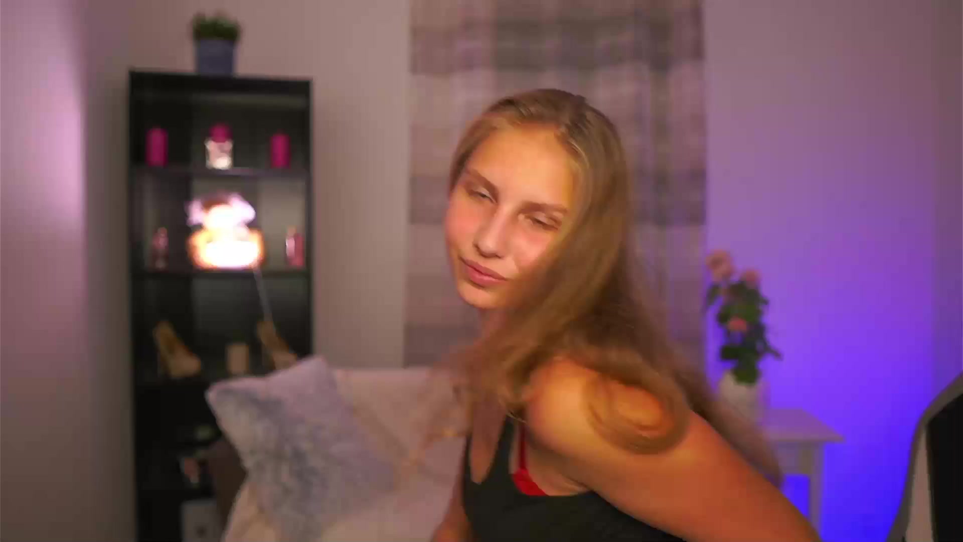 Gallery image thumbnail from Emmie_murray's myfreecams stream on, 10/25/2025, 20:11 image 5 of 20