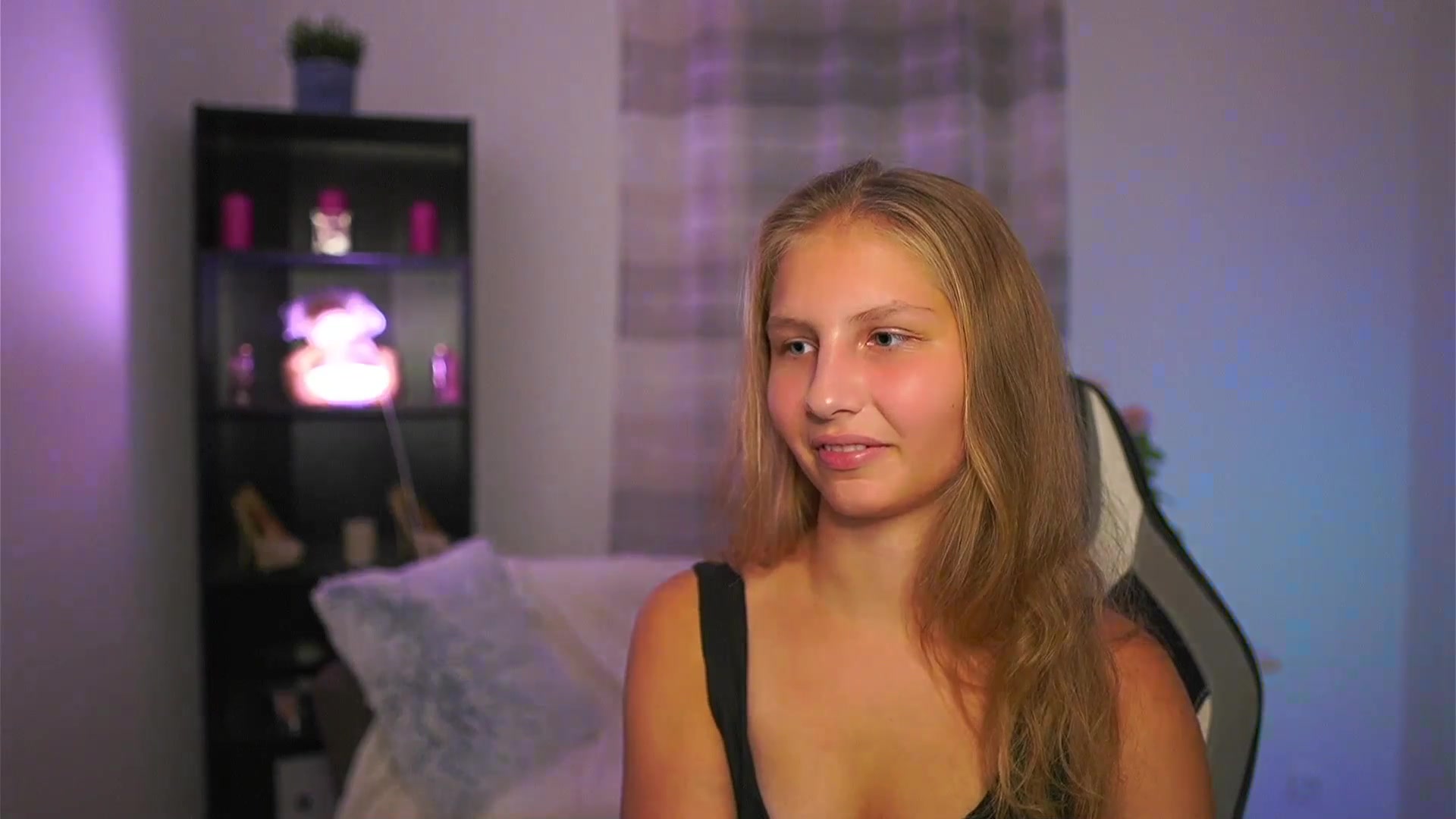Gallery image thumbnail from Emmie_murray's myfreecams stream on, 10/25/2025, 20:11 image 14 of 20