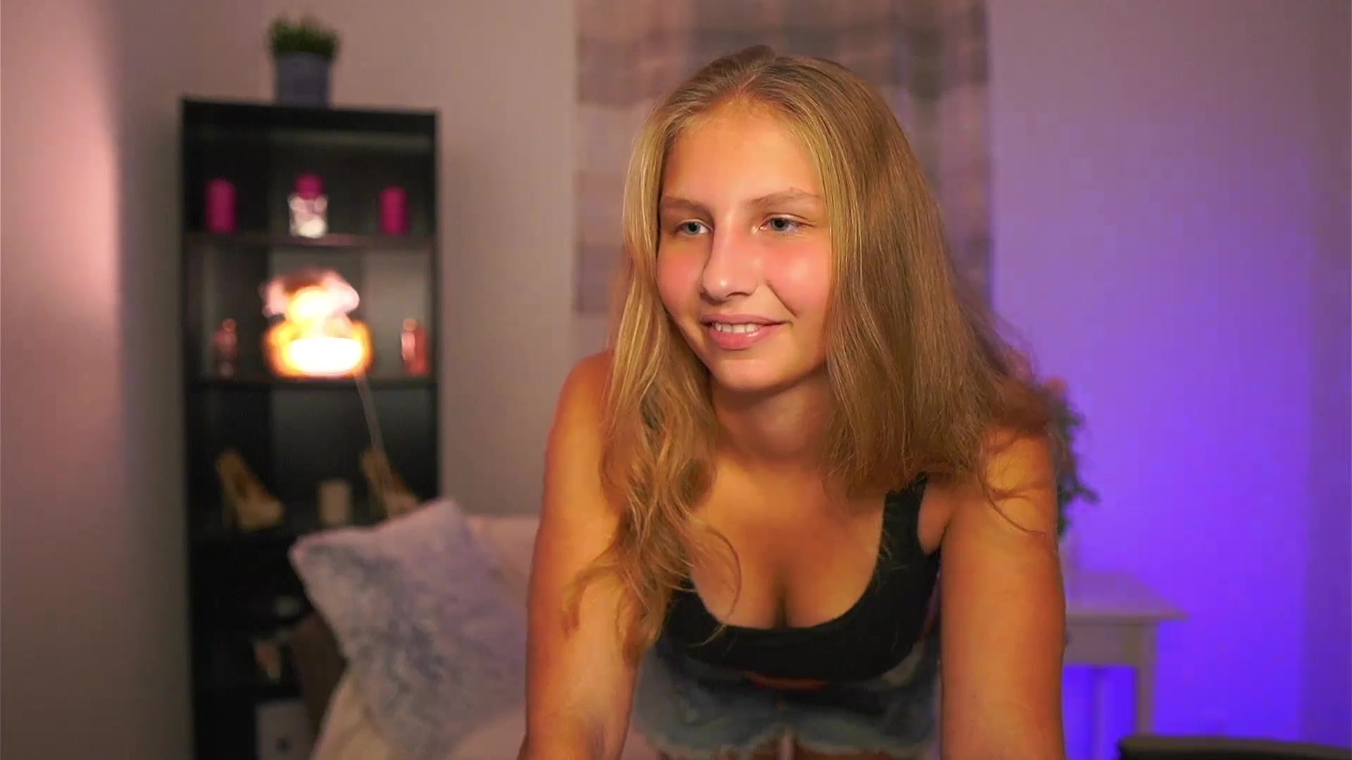 Gallery image thumbnail from Emmie_murray's myfreecams stream on, 10/25/2025, 20:11 image 16 of 20