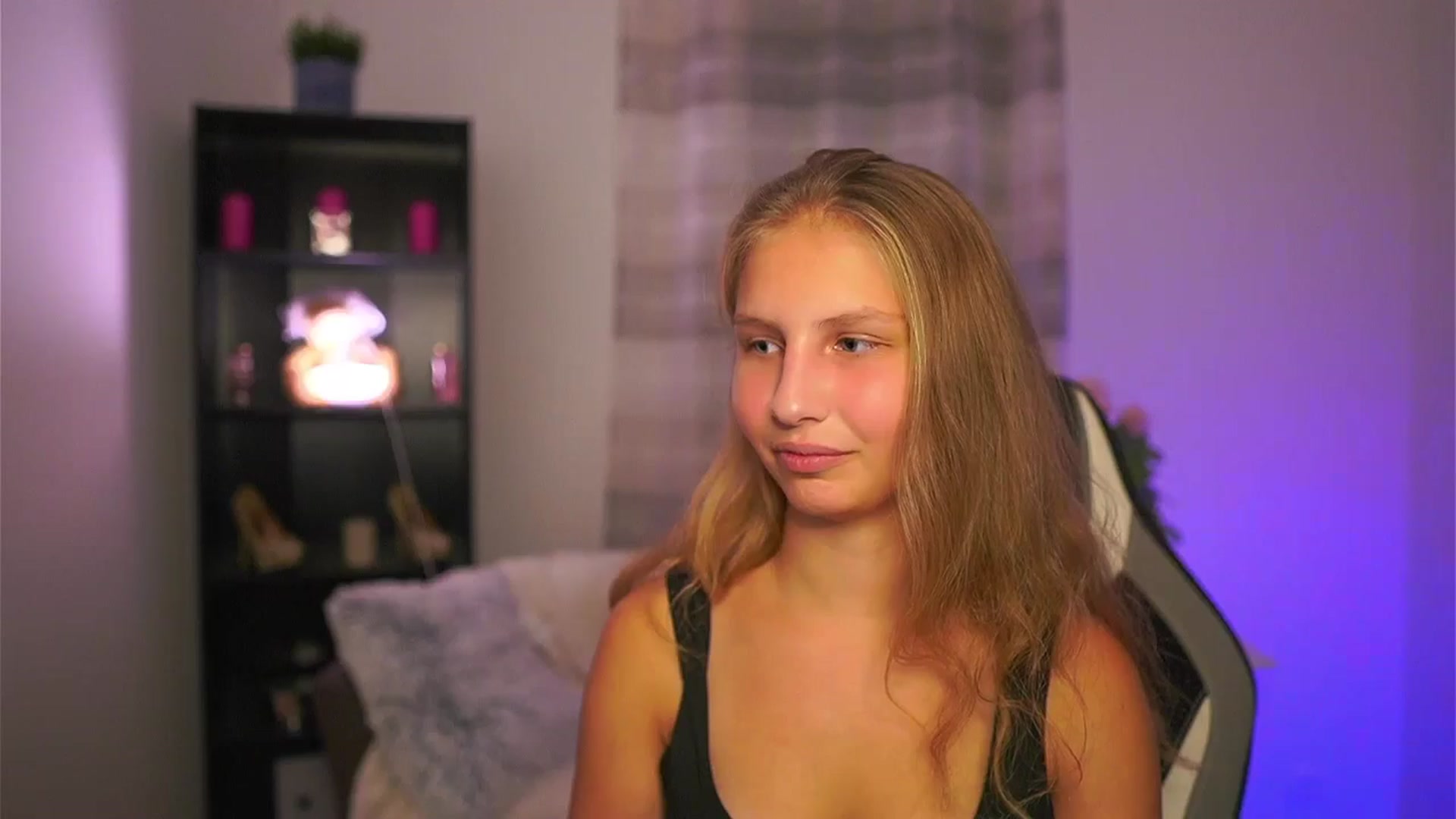 Gallery image thumbnail from Emmie_murray's myfreecams stream on, 10/25/2025, 22:50 image 5 of 20
