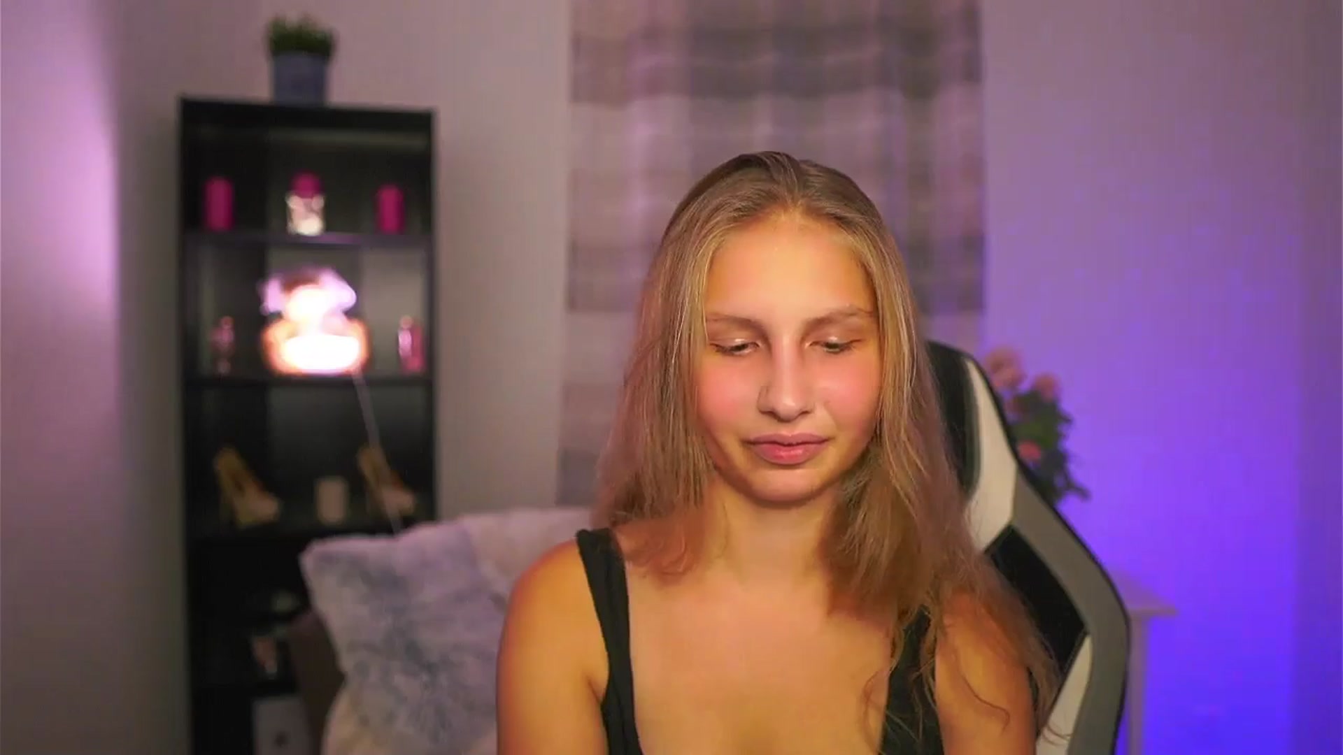 Gallery image thumbnail from Emmie_murray's myfreecams stream on, 10/25/2025, 22:50 image 9 of 20