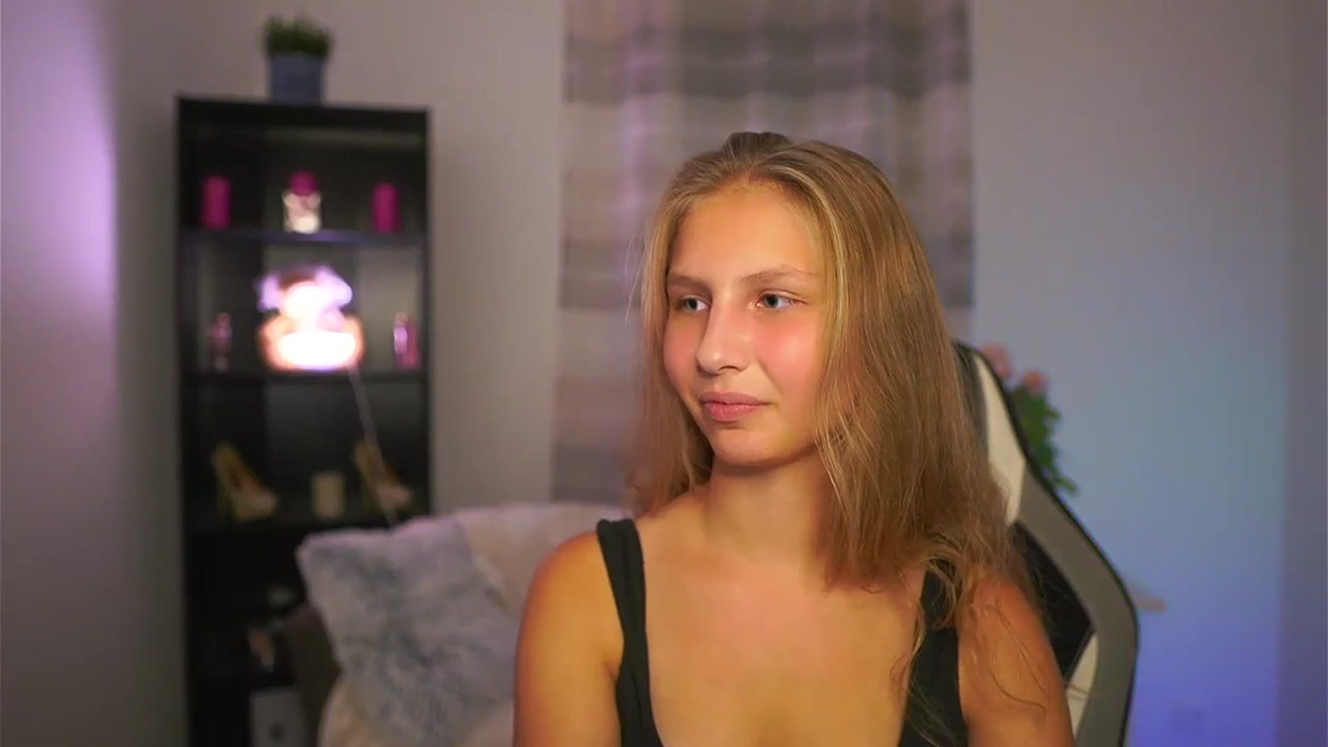 Gallery image thumbnail from Emmie_murray's myfreecams stream on, 10/25/2025, 22:50 image 7 of 20