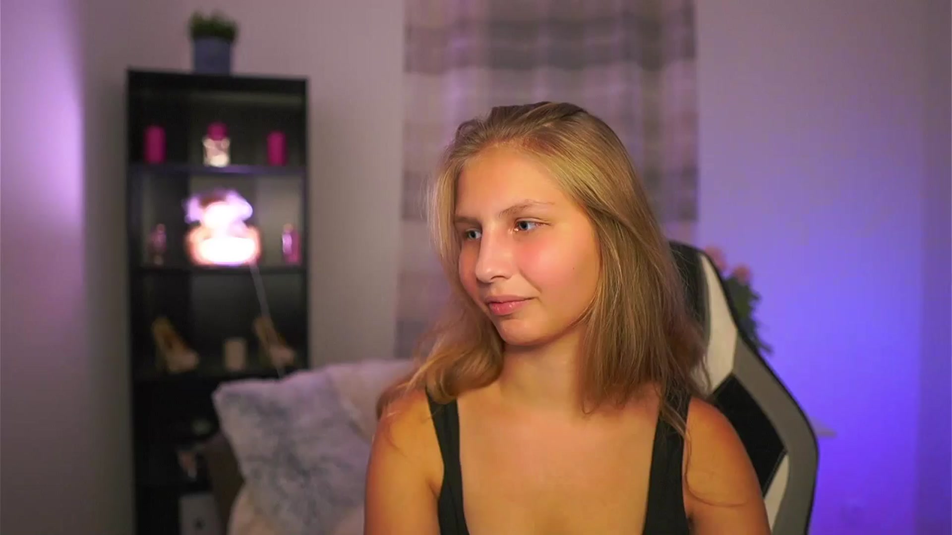 Gallery image thumbnail from Emmie_murray's myfreecams stream on, 10/25/2025, 22:50 image 6 of 20
