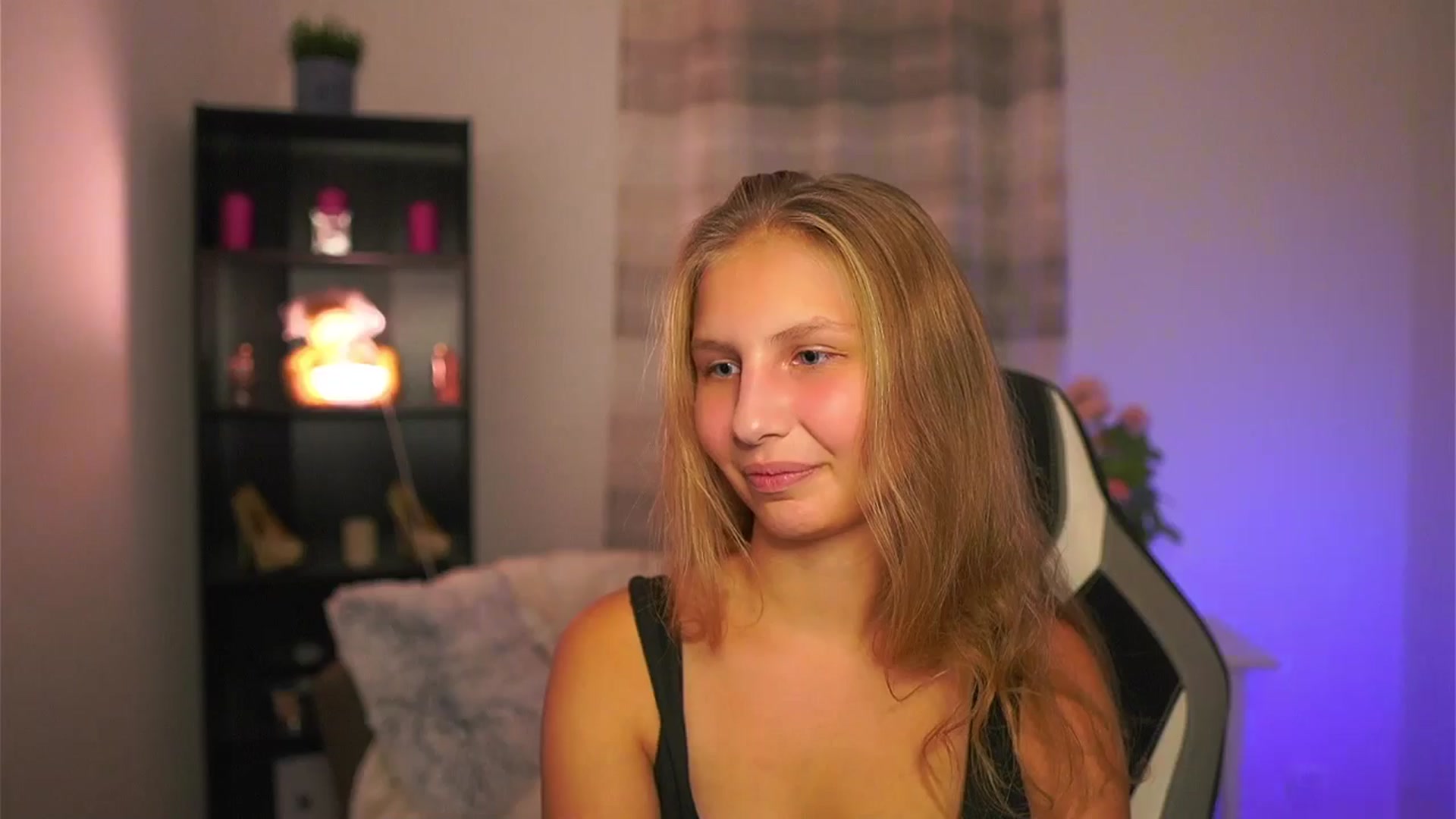 Gallery image thumbnail from Emmie_murray's myfreecams stream on, 10/25/2025, 22:50 image 10 of 20