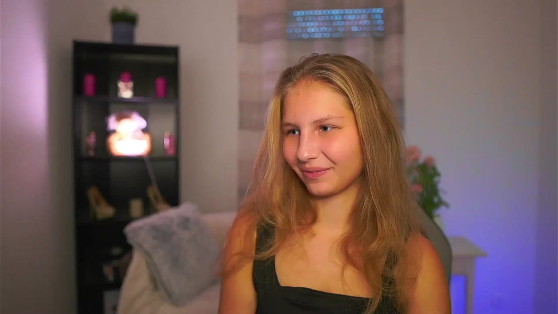 Gallery image thumbnail from Emmie_murray's myfreecams stream on, 10/29/2025, 16:17 image 8 of 20
