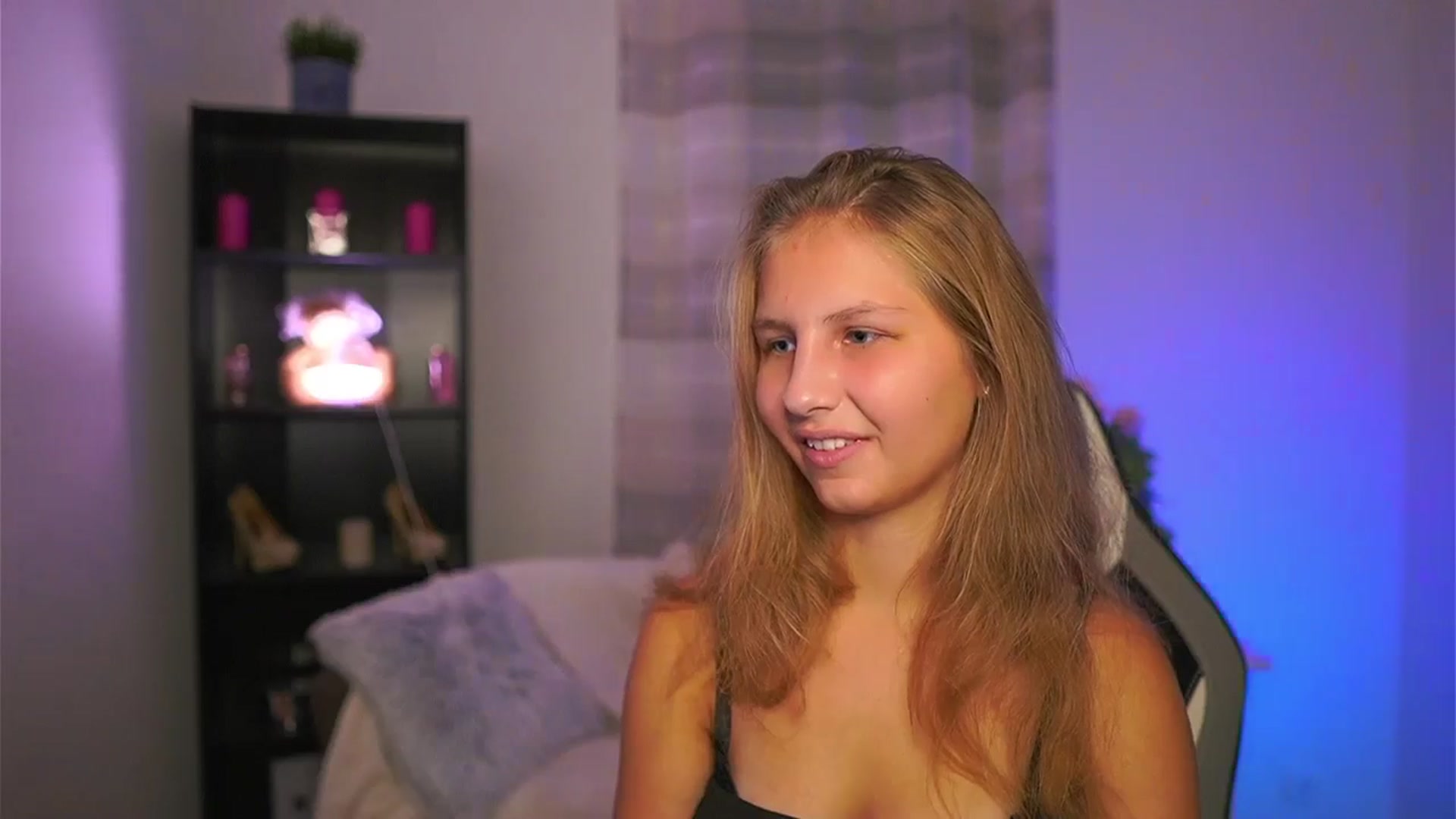 Gallery image thumbnail from Emmie_murray's myfreecams stream on, 10/29/2025, 17:39 image 3 of 20