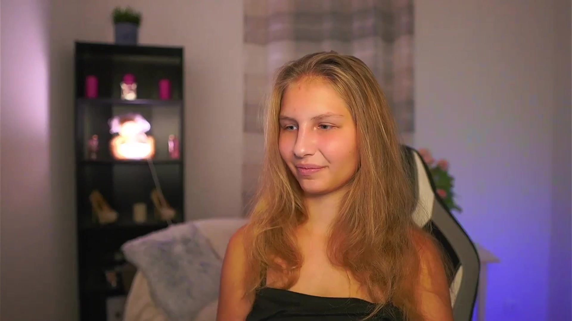 Gallery image thumbnail from Emmie_murray's myfreecams stream on, 10/29/2025, 17:39 image 8 of 20