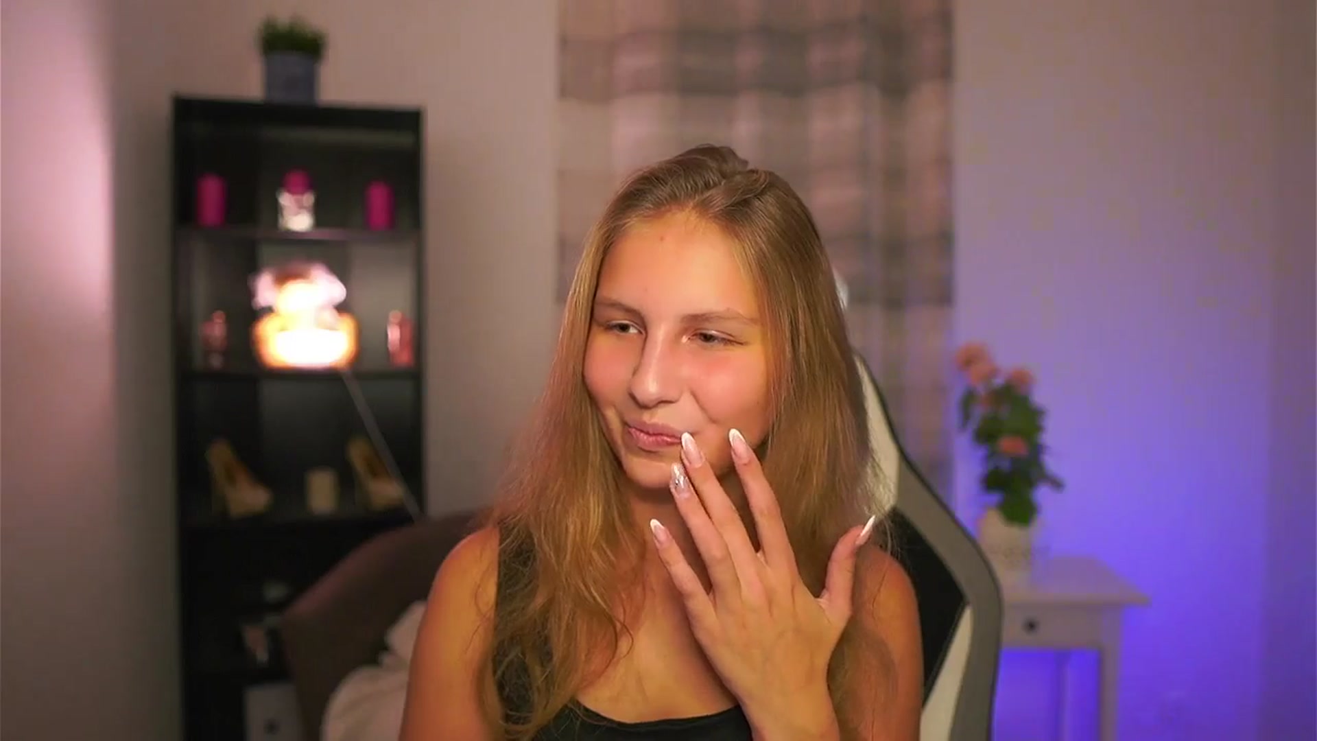 Gallery image thumbnail from Emmie_murray's myfreecams stream on, 10/29/2025, 19:35 image 14 of 20