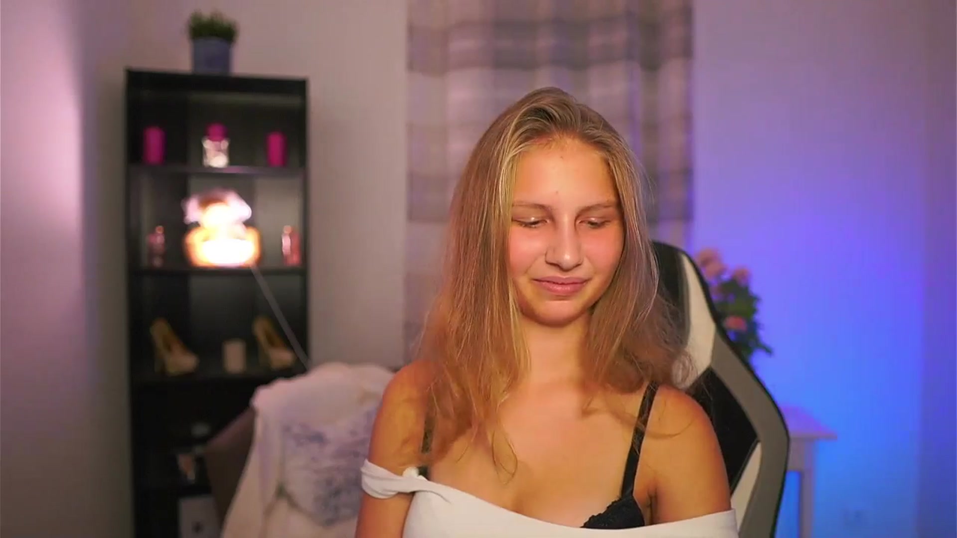 Gallery image thumbnail from Emmie_murray's myfreecams stream on, 10/30/2025, 18:16 image 13 of 20
