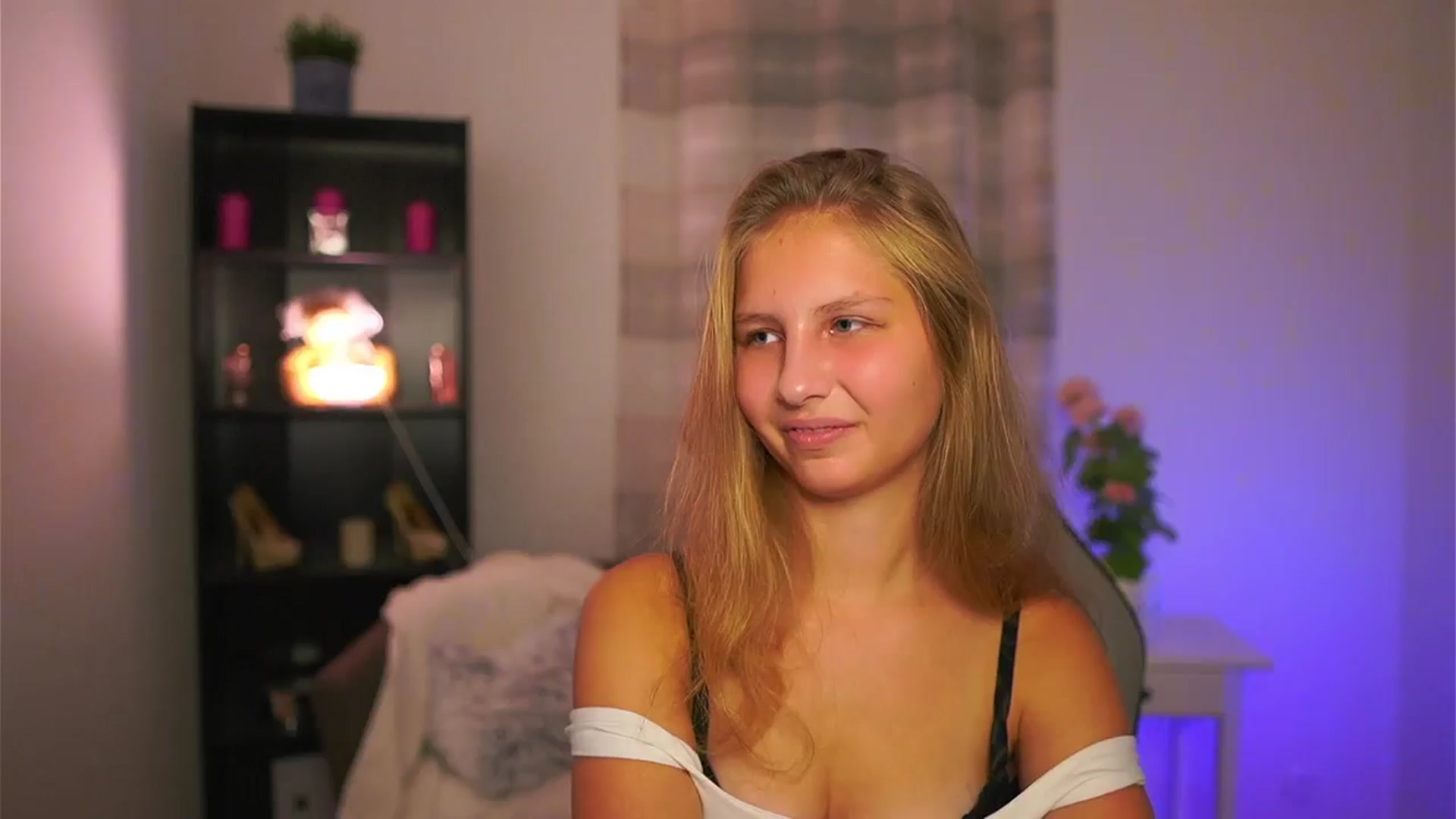 Gallery image thumbnail from Emmie_murray's myfreecams stream on, 10/30/2025, 18:16 image 15 of 20