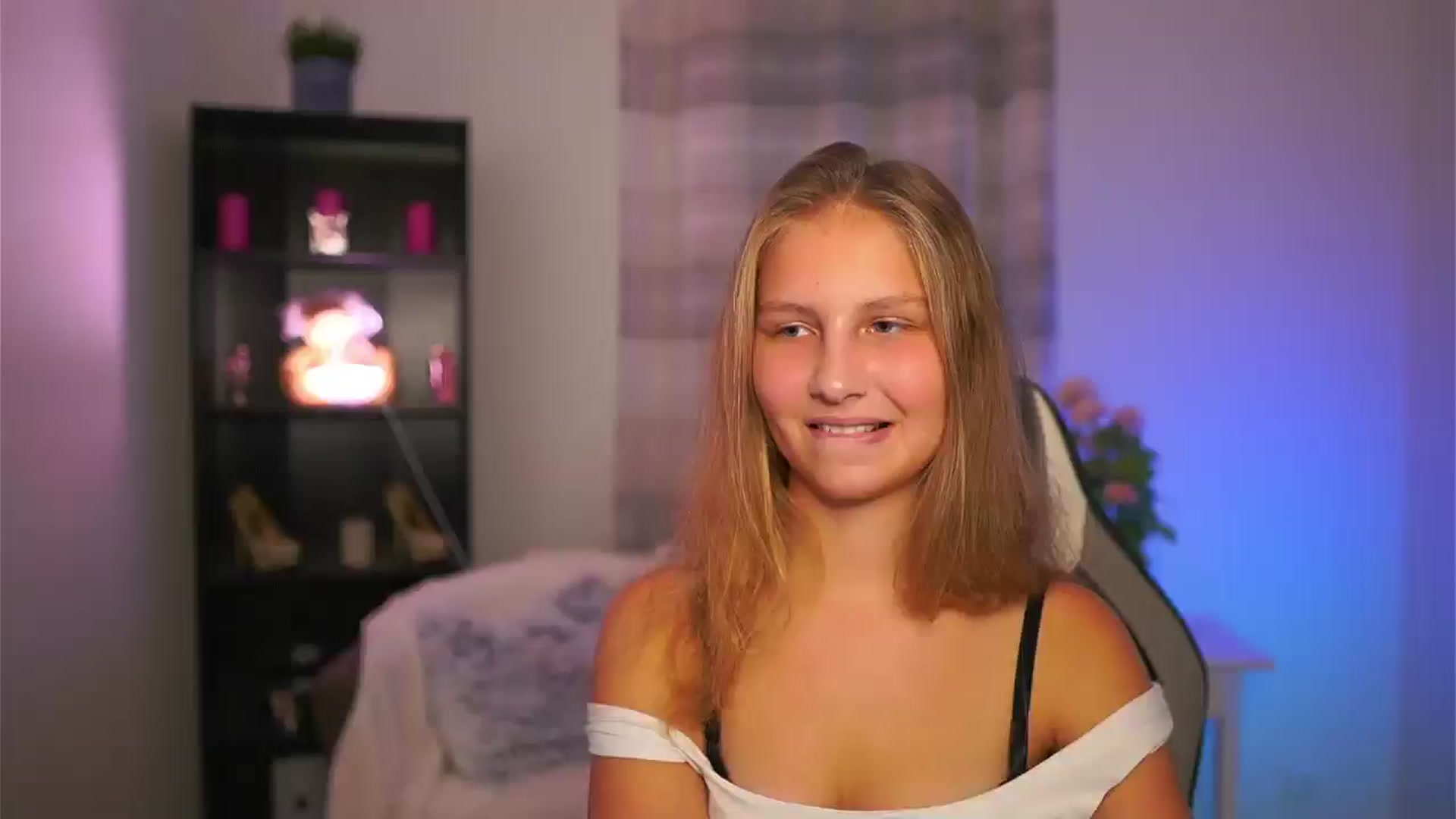 Gallery image thumbnail from Emmie_murray's myfreecams stream on, 10/30/2025, 18:16 image 8 of 20
