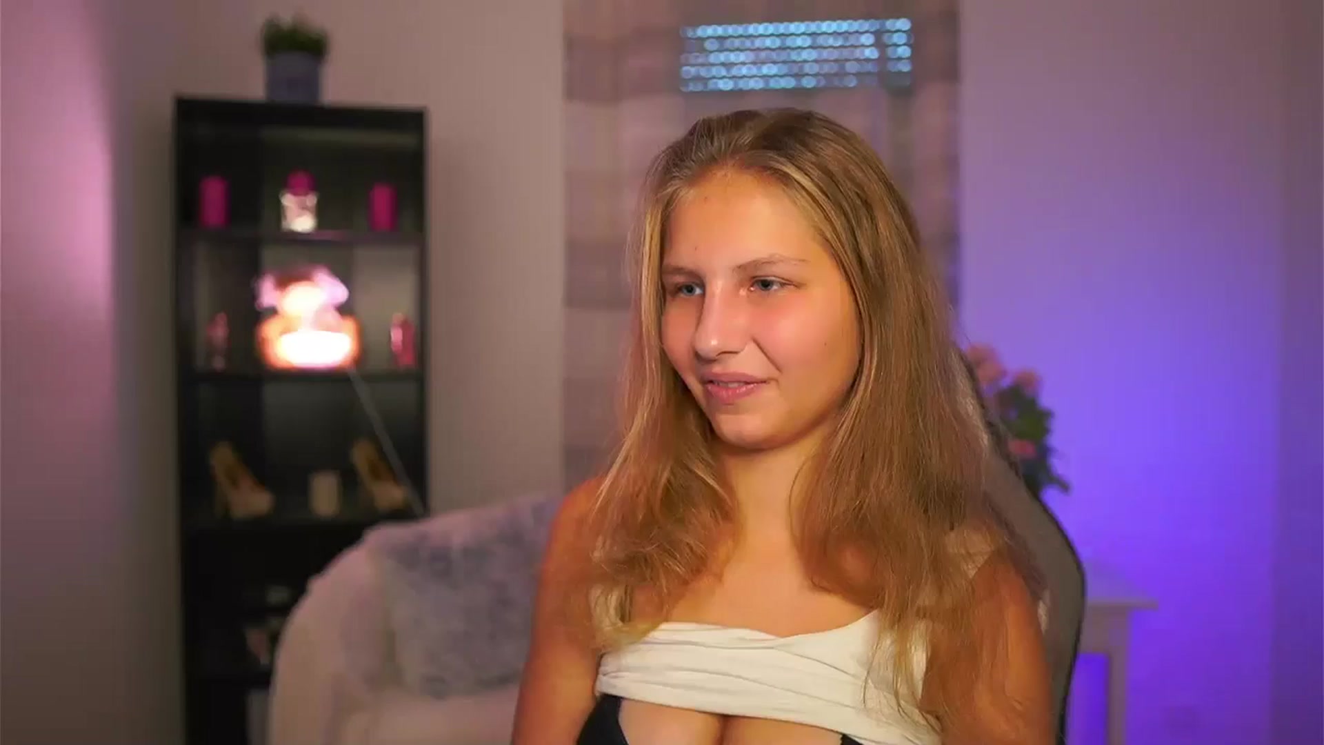 Gallery image thumbnail from Emmie_murray's myfreecams stream on, 10/30/2025, 18:16 image 2 of 20