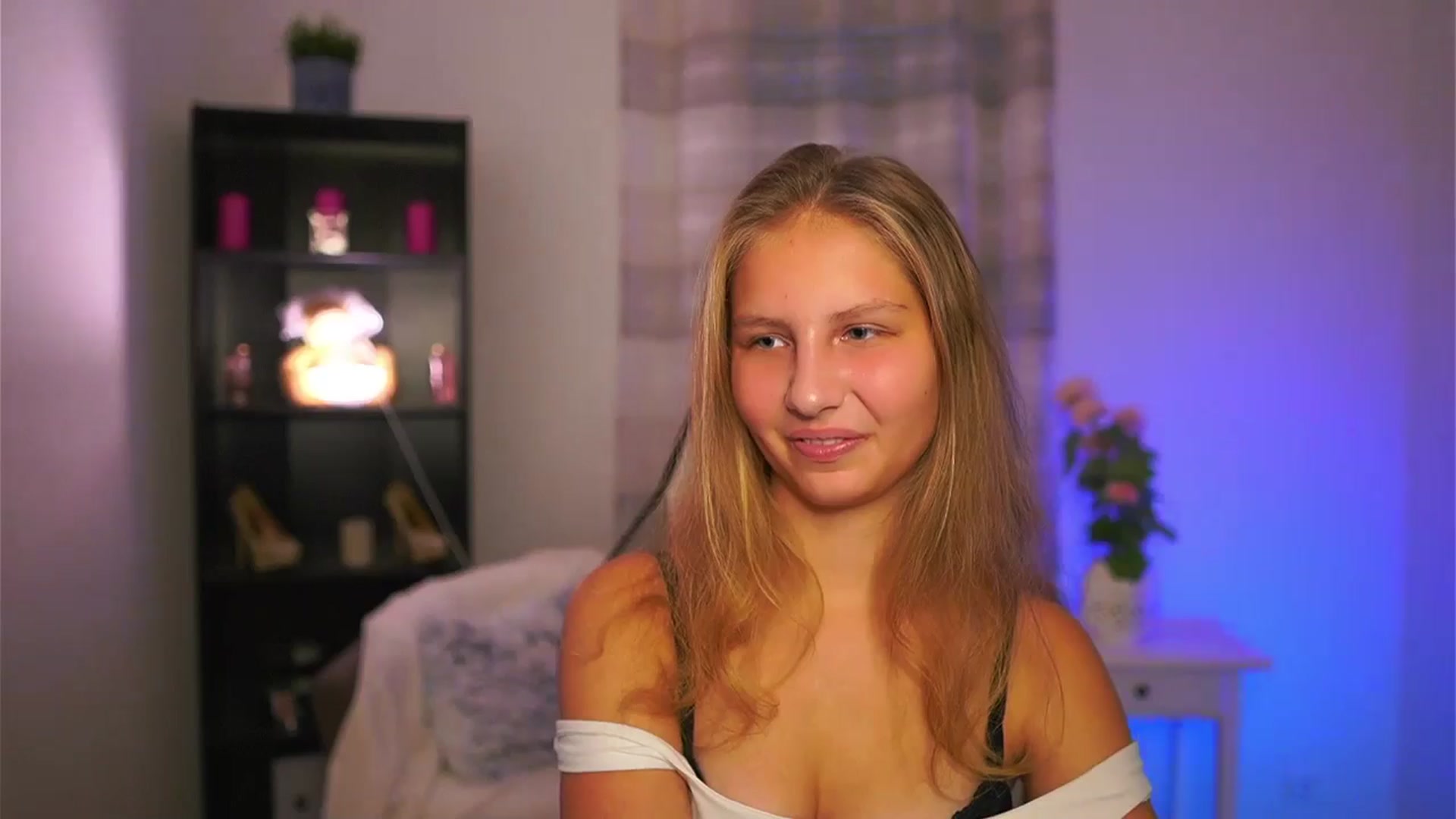 Gallery image thumbnail from Emmie_murray's myfreecams stream on, 10/30/2025, 18:16 image 7 of 20