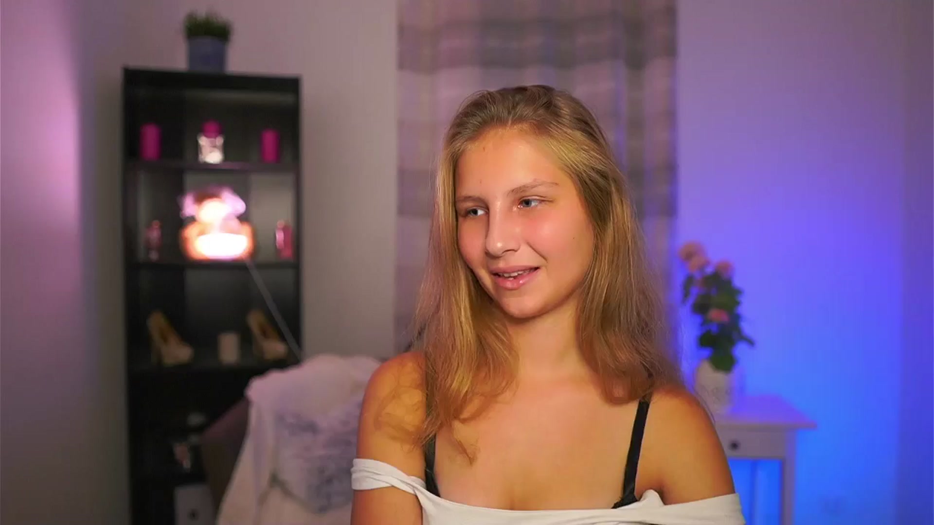 Gallery image thumbnail from Emmie_murray's myfreecams stream on, 10/30/2025, 18:16 image 14 of 20