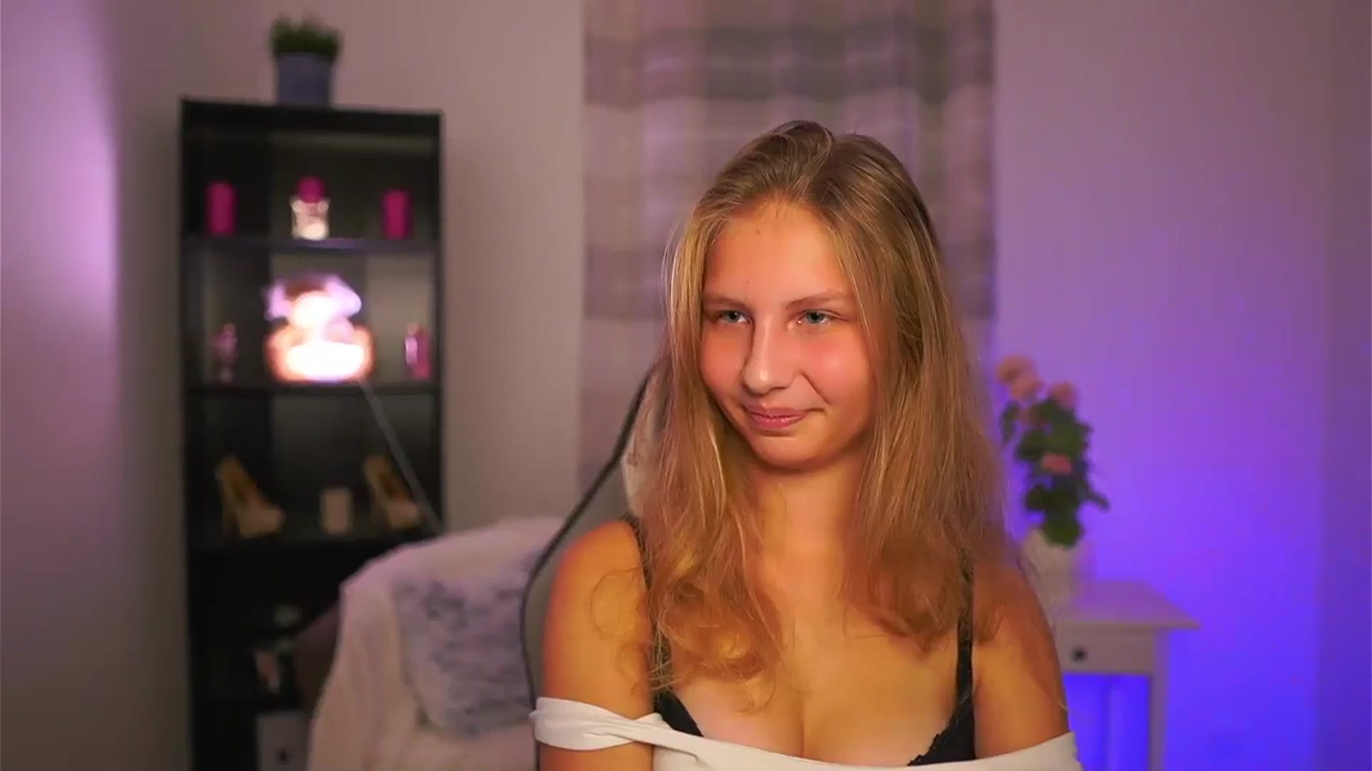 Gallery image thumbnail from Emmie_murray's myfreecams stream on, 10/30/2025, 18:16 image 11 of 20