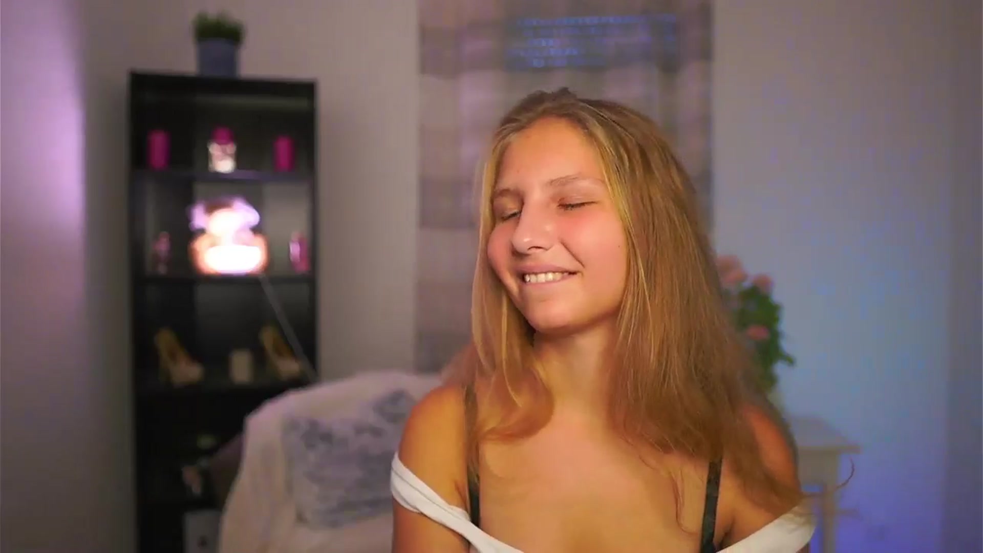 Gallery image thumbnail from Emmie_murray's myfreecams stream on, 10/30/2025, 18:16 image 6 of 20