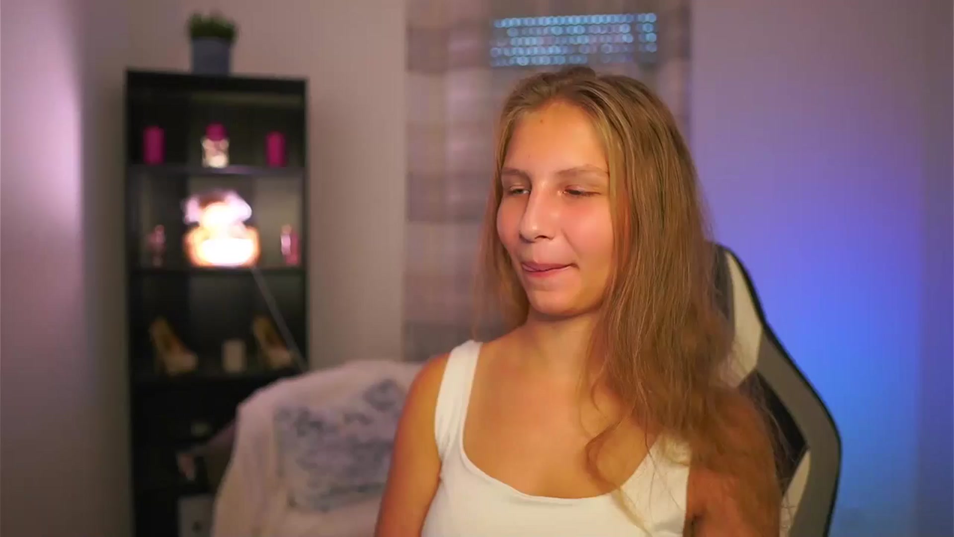 Gallery image thumbnail from Emmie_murray's myfreecams stream on, 10/30/2025, 18:16 image 3 of 20