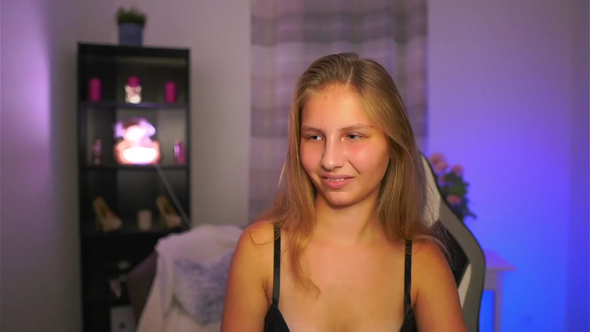 Gallery image thumbnail from Emmie_murray's myfreecams stream on, 10/30/2025, 18:38 image 3 of 20