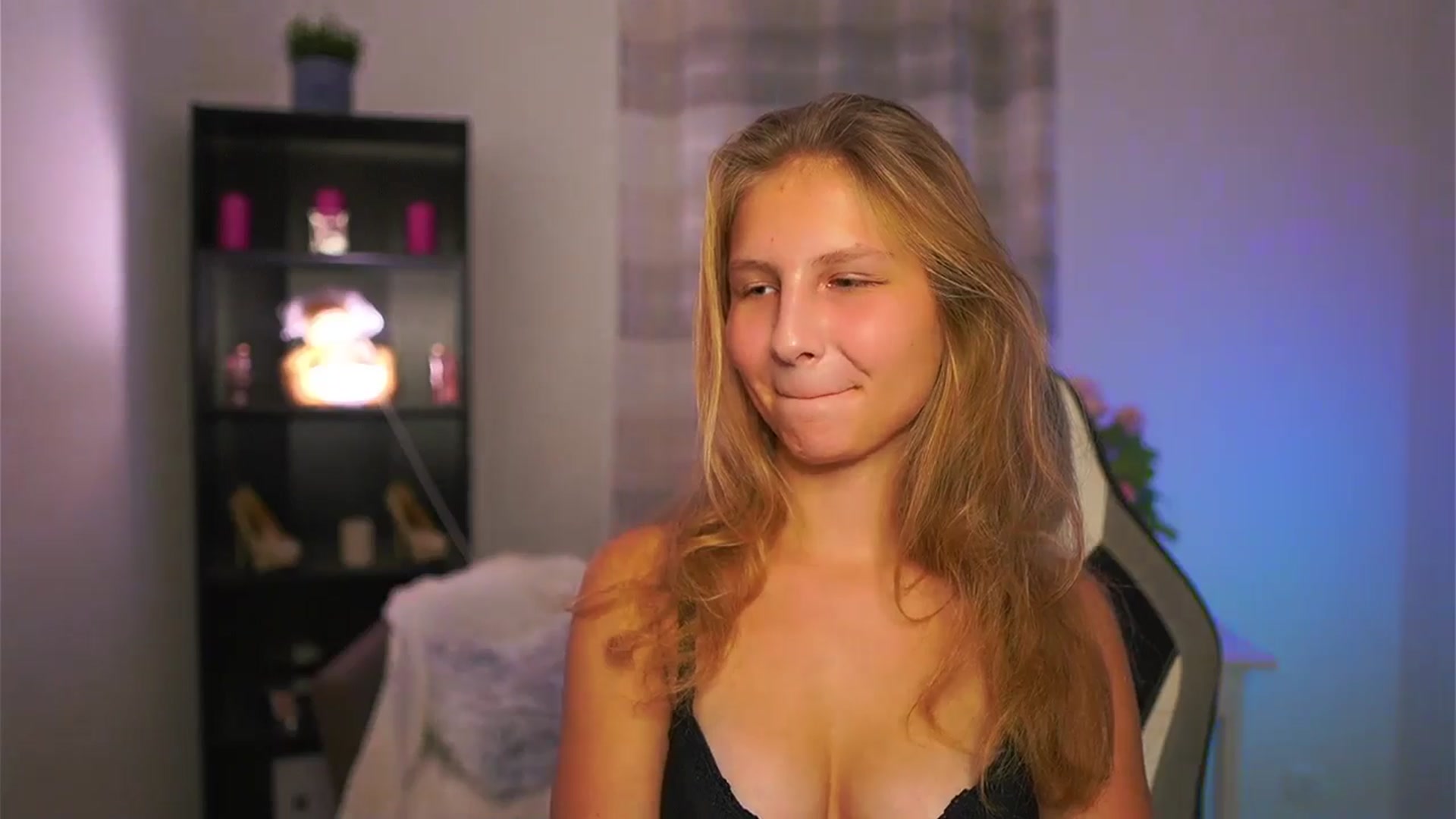 Gallery image thumbnail from Emmie_murray's myfreecams stream on, 10/30/2025, 18:38 image 14 of 20