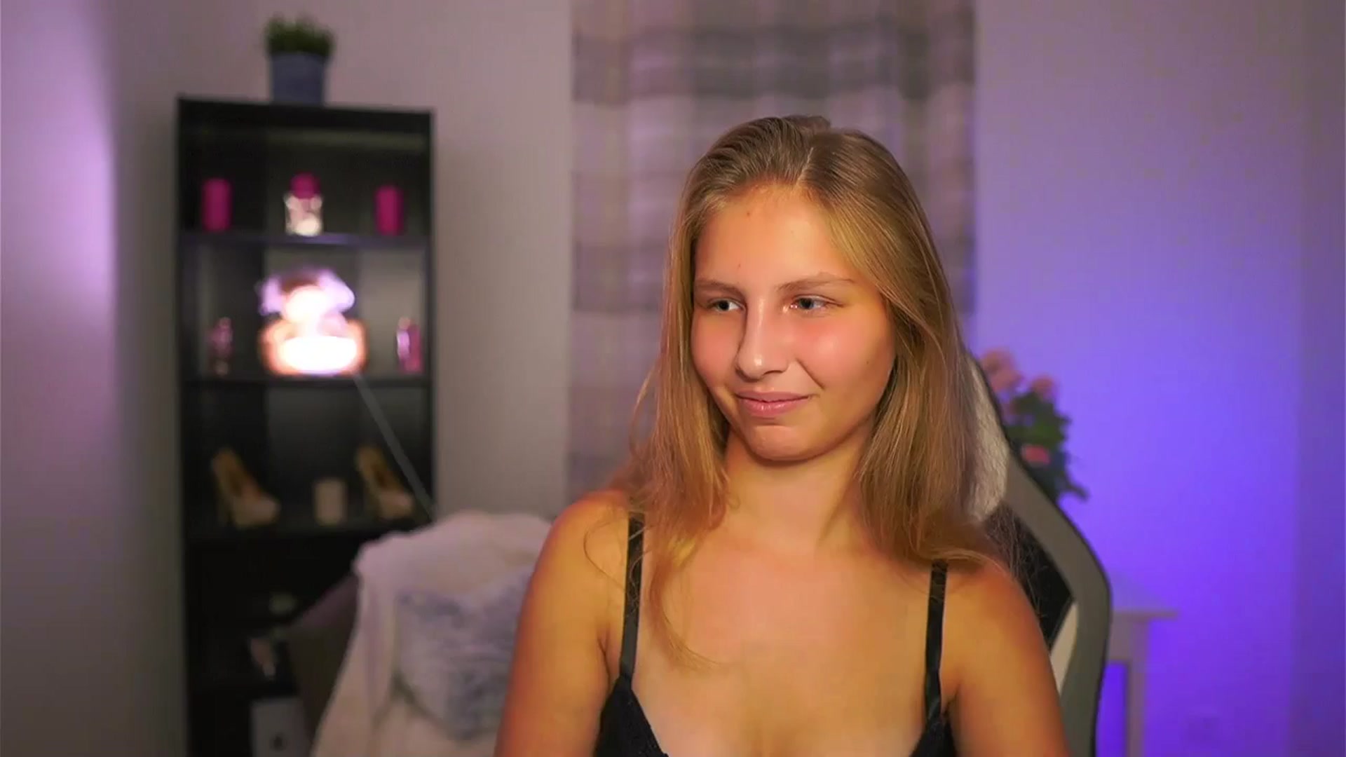 Gallery image thumbnail from Emmie_murray's myfreecams stream on, 10/30/2025, 18:38 image 4 of 20