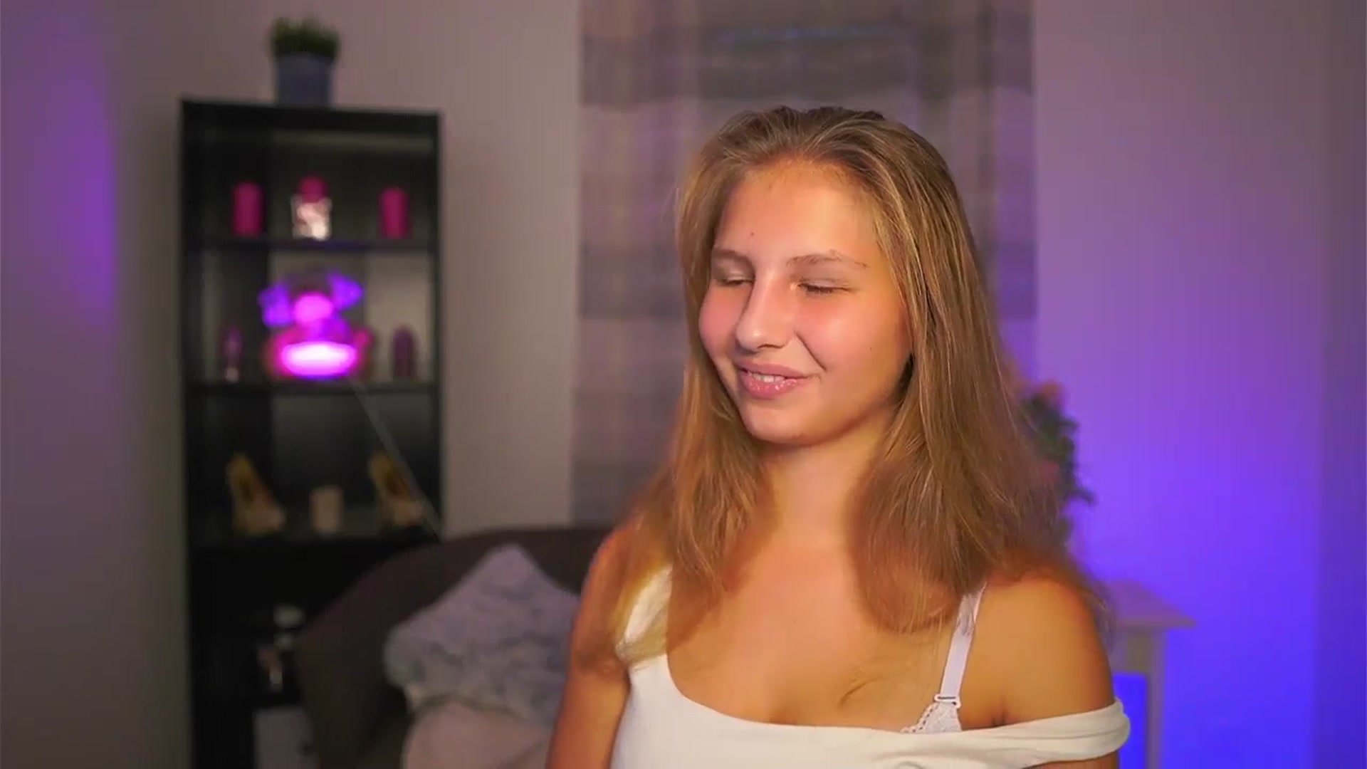 Gallery image thumbnail from Emmie_murray's myfreecams stream on, 10/31/2025, 15:06 image 19 of 20