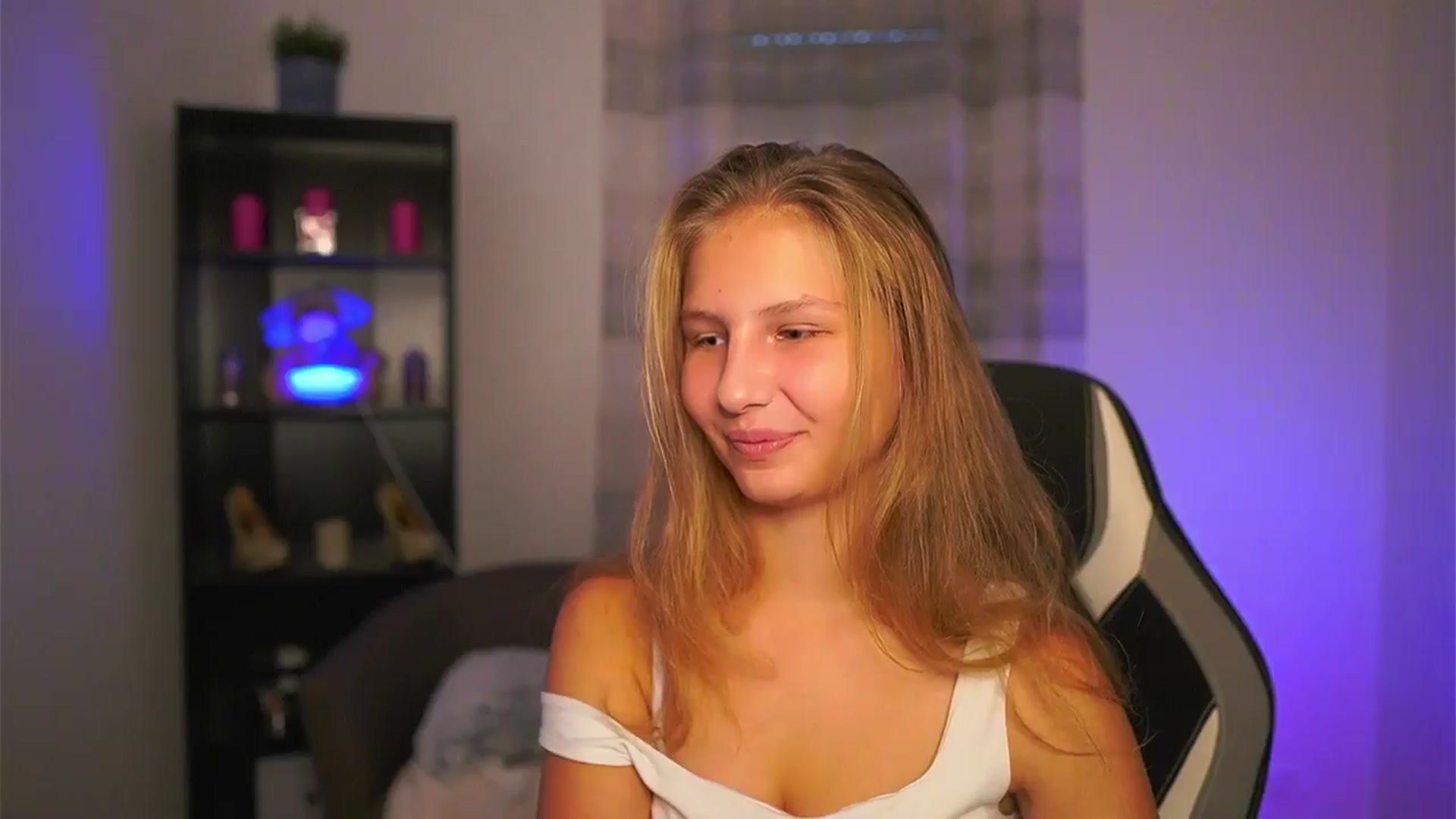 Gallery image thumbnail from Emmie_murray's myfreecams stream on, 10/31/2025, 15:06 image 11 of 20