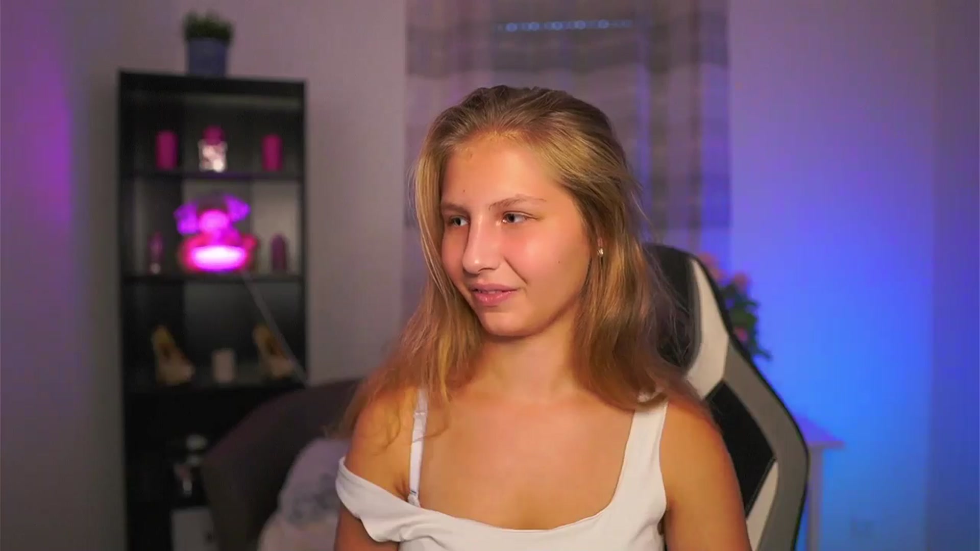 Gallery image thumbnail from Emmie_murray's myfreecams stream on, 10/31/2025, 15:06 image 10 of 20