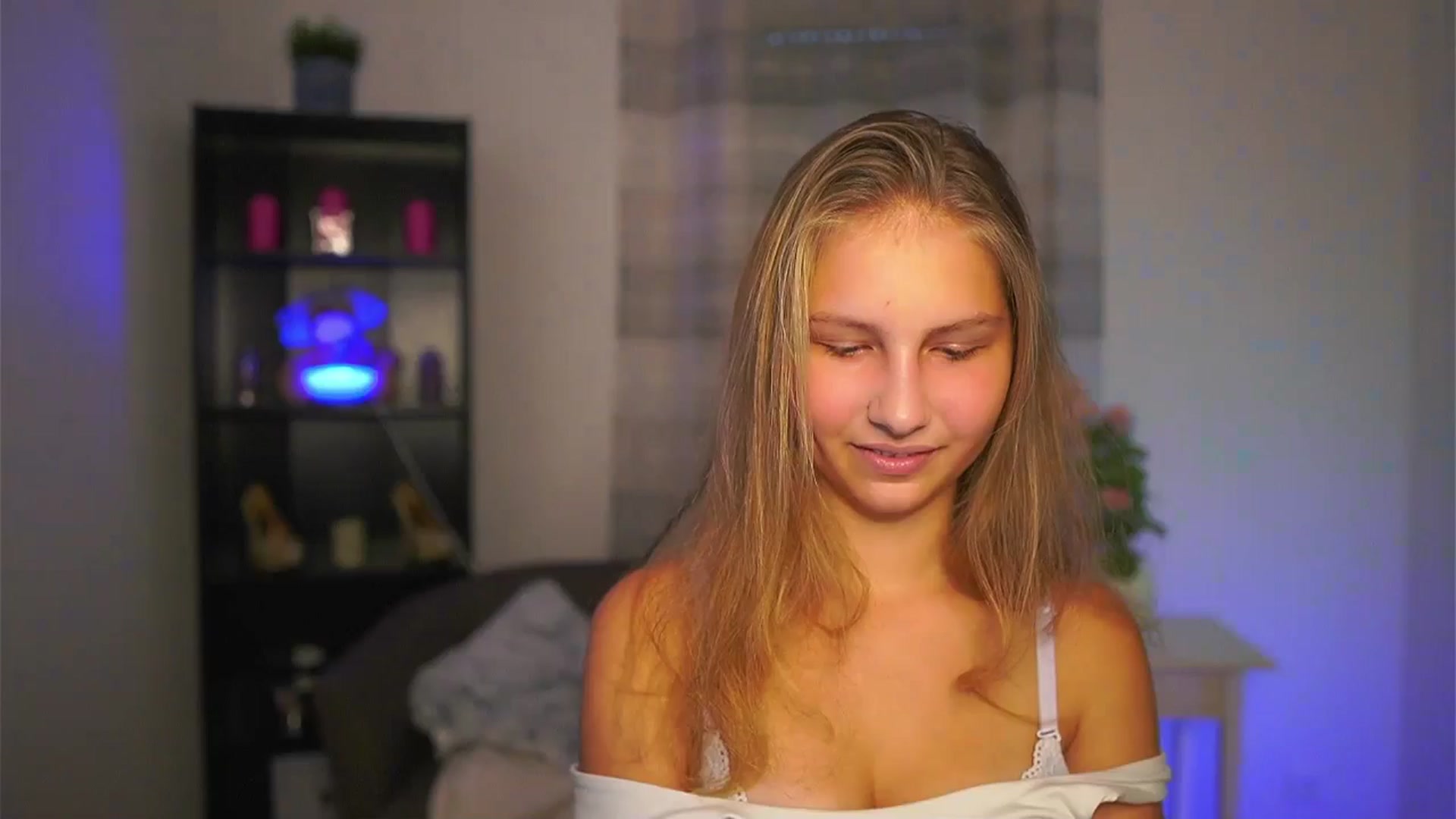 Gallery image thumbnail from Emmie_murray's myfreecams stream on, 10/31/2025, 15:06 image 16 of 20