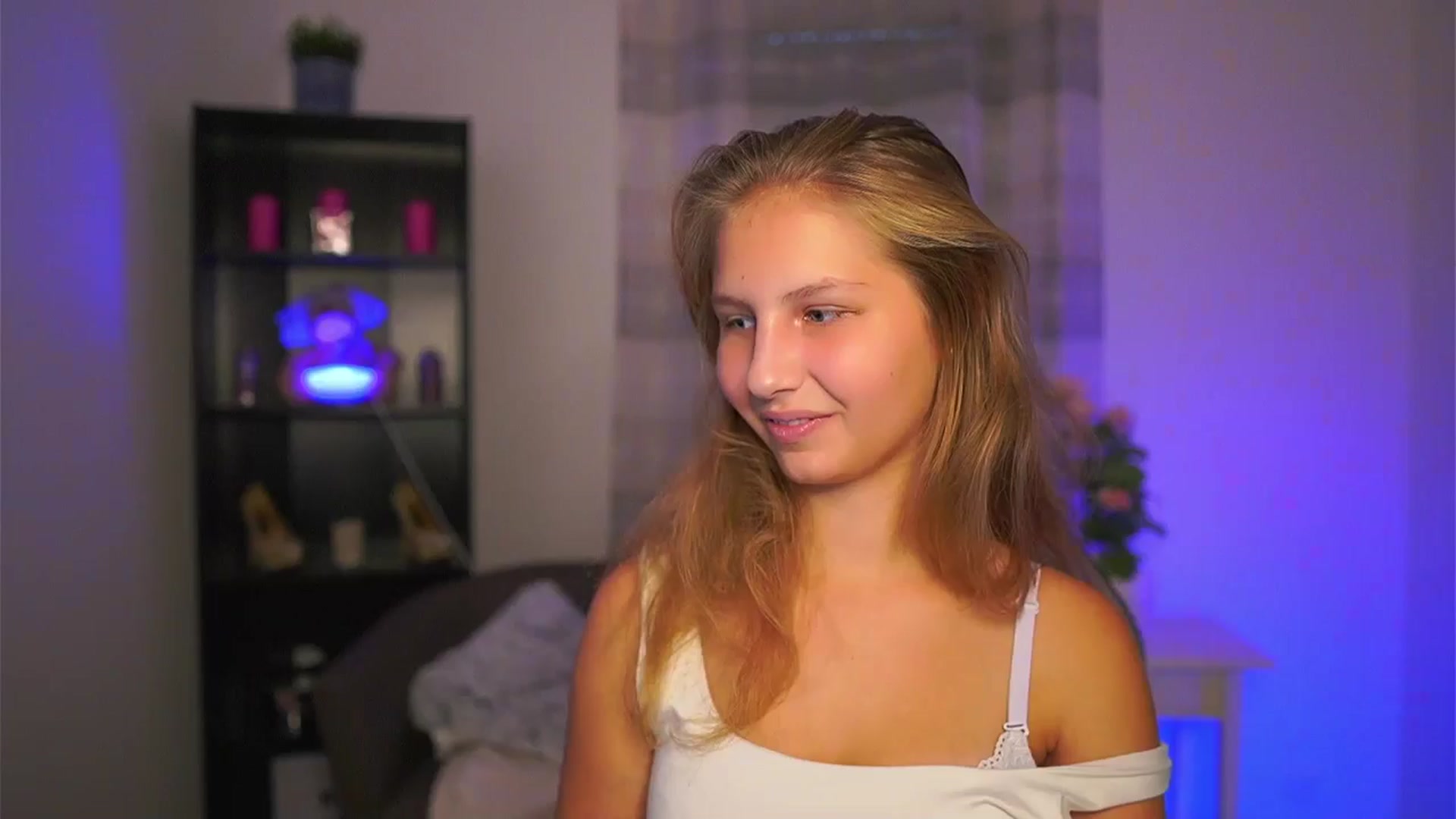 Gallery image thumbnail from Emmie_murray's myfreecams stream on, 10/31/2025, 15:06 image 18 of 20